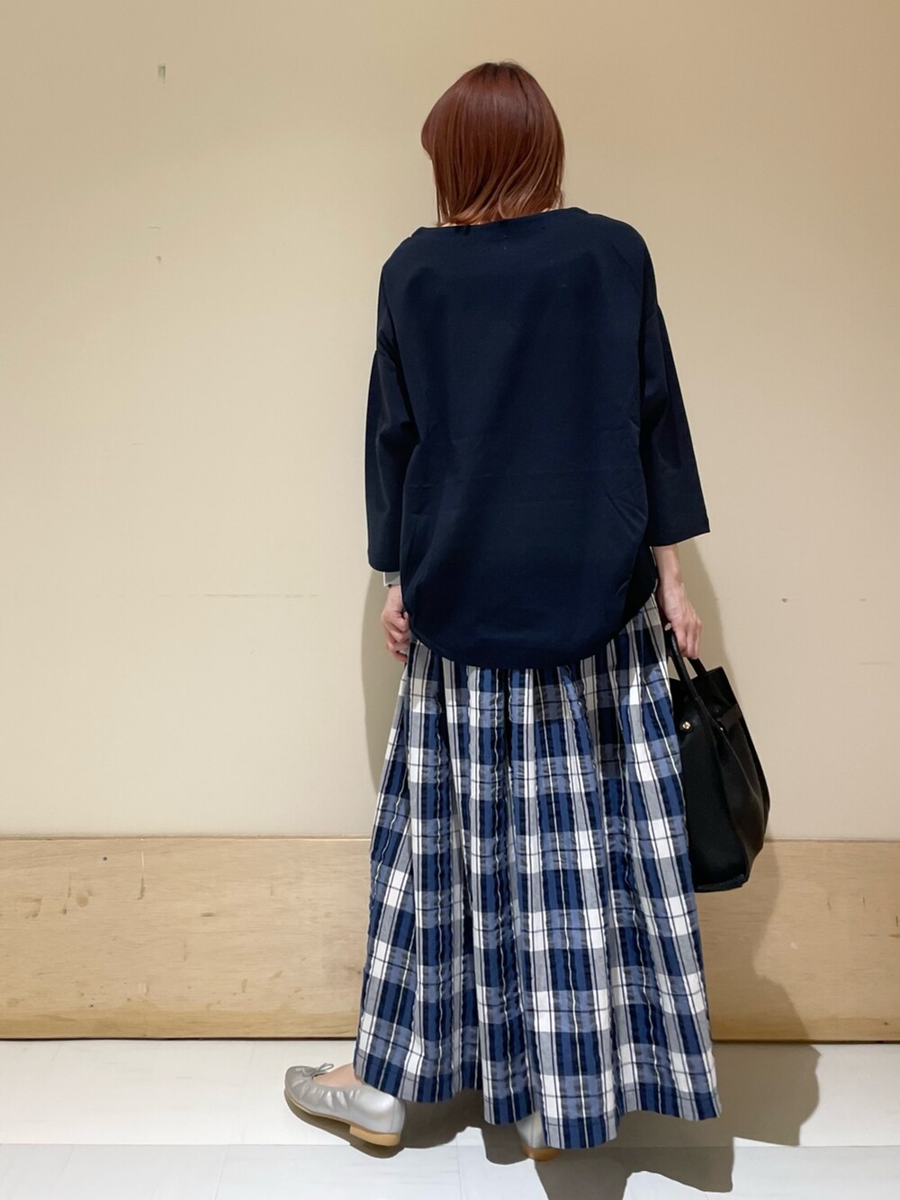 「URBAN RESEARCH DOORS、URBAN RESEARCH DOORS WOMENS、アーバンリサーチドアーズ、チェック、チェックスカート、サッカー、休日コーデ、休日スタイル、シンプルコーデ、ビッグシルエット、きれいめカジュアル、大人カジュアル、低身長コーデ、低身長、骨格ウェーブ」|「URBAN RESEARCH DOORSのコットンバックタック7分袖プルオーバー(Tシャツ/カットソー、ブルー系)」を使った、ホンダ マユさん(レディース・152cm)の春コーディネートの5枚目の写真