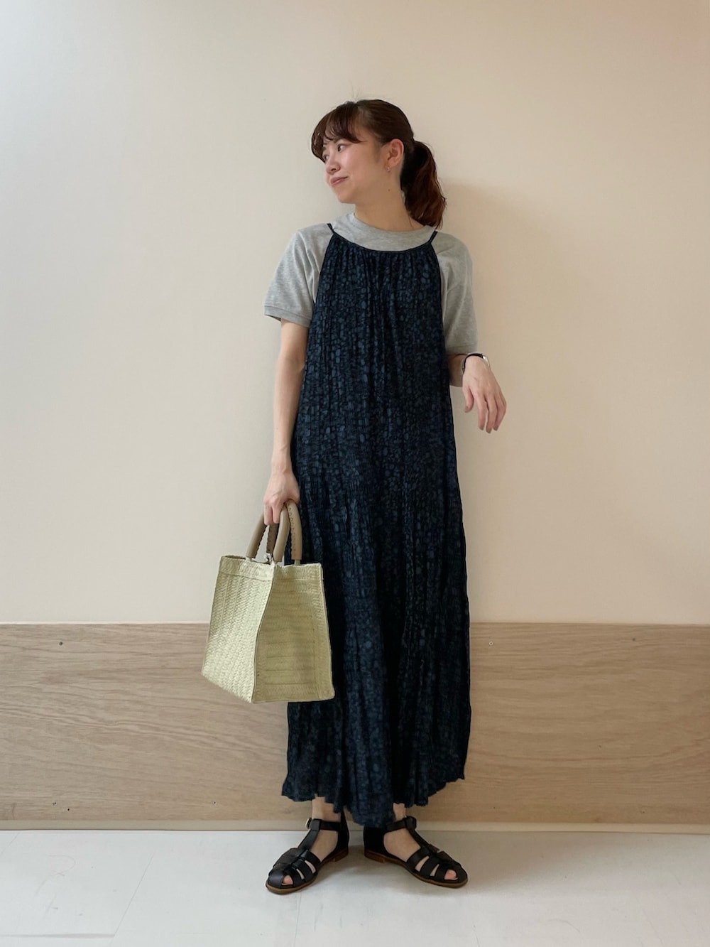 「URBAN RESEARCH DOORS、URBAN RESEARCH DOORS WOMENS、アーバンリサーチドアーズ、fork&spoon、キャミワンピ、花柄、花柄ワンピース、レイヤードスタイル、春夏コーデ、お出かけコーデ、休日スタイル、きれいめカジュアル、大人カジュアル、低身長コーデ、骨格ストレート」｜「FORK&SPOONのFORK&SPOON　ヘビーウェイト天竺ショートスリーブTシャツ（Tシャツ/カットソー、グレー系）」を使った、ホンダ マユさん（レディース・152cm）の春コーディネートの3枚目の写真