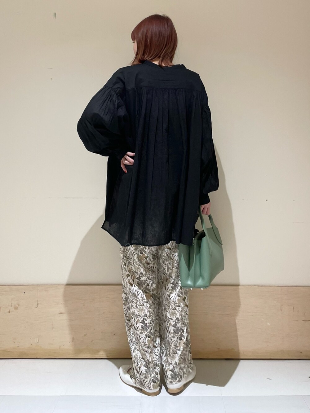 ブラック系のシャツ/ブラウス、ホワイト系のその他パンツ、ホワイト系のバレエシューズを着用したレディースの春コーディネートの8枚目の写真