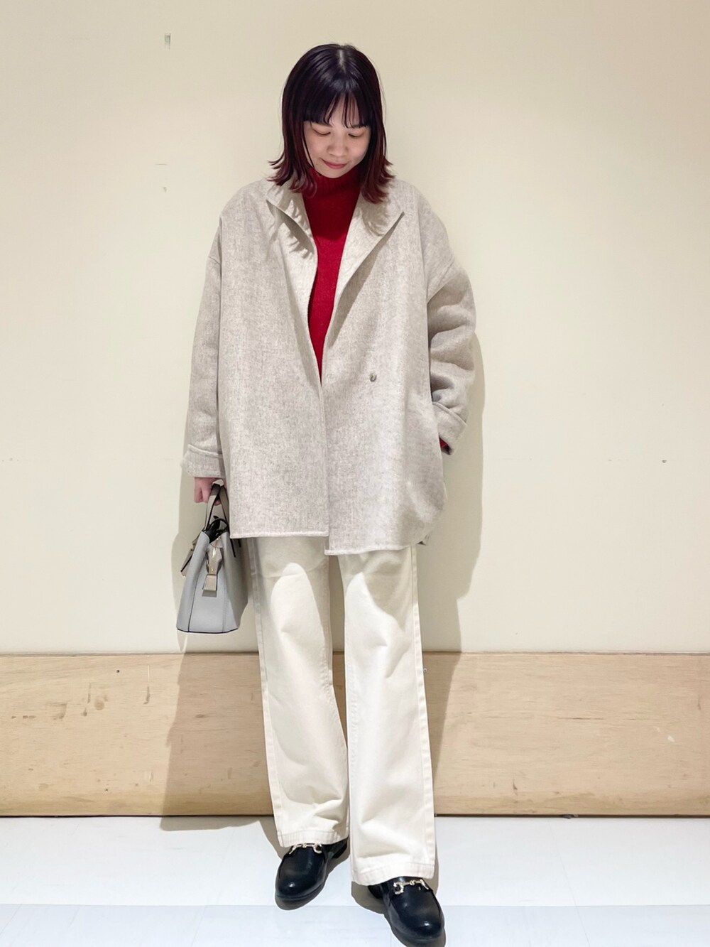 ベージュ系のデニムパンツ、ベージュ系のその他アウター、ホワイト系のTシャツ/カットソーを着用したレディースの冬コーディネートの3枚目の写真