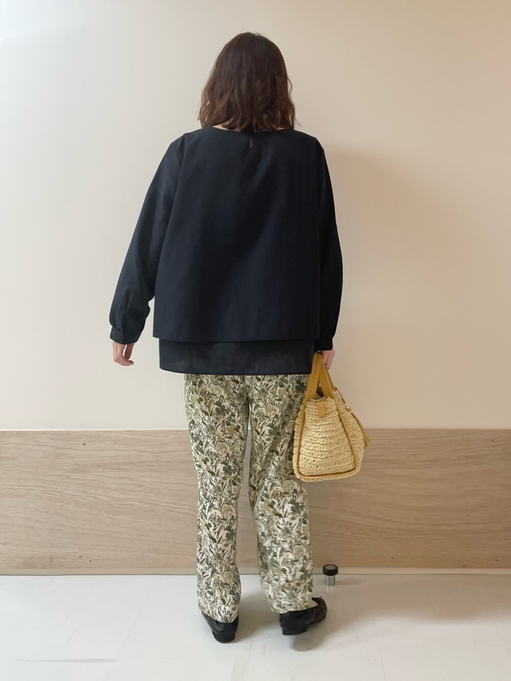 ブルー系のシャツ/ブラウス、ブラック系のバレエシューズ、ホワイト系のその他パンツを着用したレディースの春コーディネートの7枚目の写真