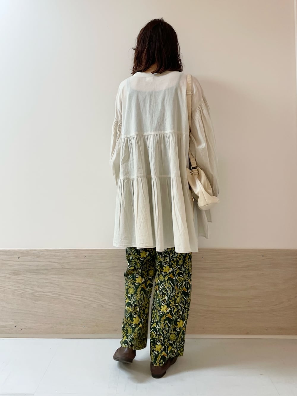 「URBAN RESEARCH DOORS、URBAN RESEARCH DOORS WOMENS、アーバンリサーチドアーズ、レイヤードスタイル、ティアードブラウス、花柄、花柄パンツ、シンプルコーデ、春のNewスタイル、大人カジュアル、春色、お出かけコーデ、休日スタイル、低身長、骨格ストレート」|「URBAN RESEARCH DOORSの撥水ミニショルダーバッグ(ショルダーバッグ、ベージュ系)」を使った、ホンダ マユさん(レディース・152cm)の春コーディネートの7枚目の写真