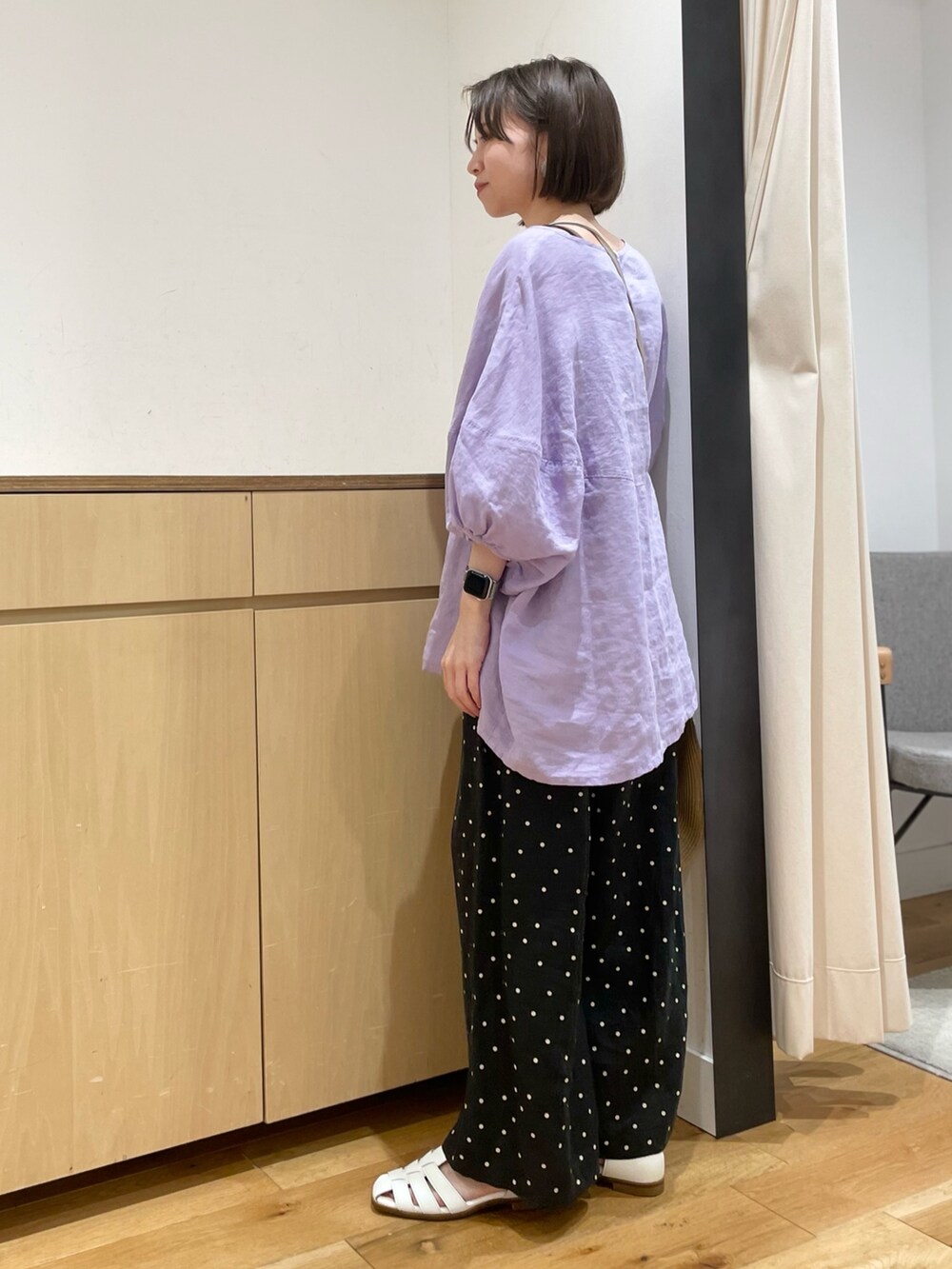 ブラック系のその他パンツ、パープル系のシャツ/ブラウス、ホワイト系のサンダルを着用したレディースの夏コーディネートの5枚目の写真