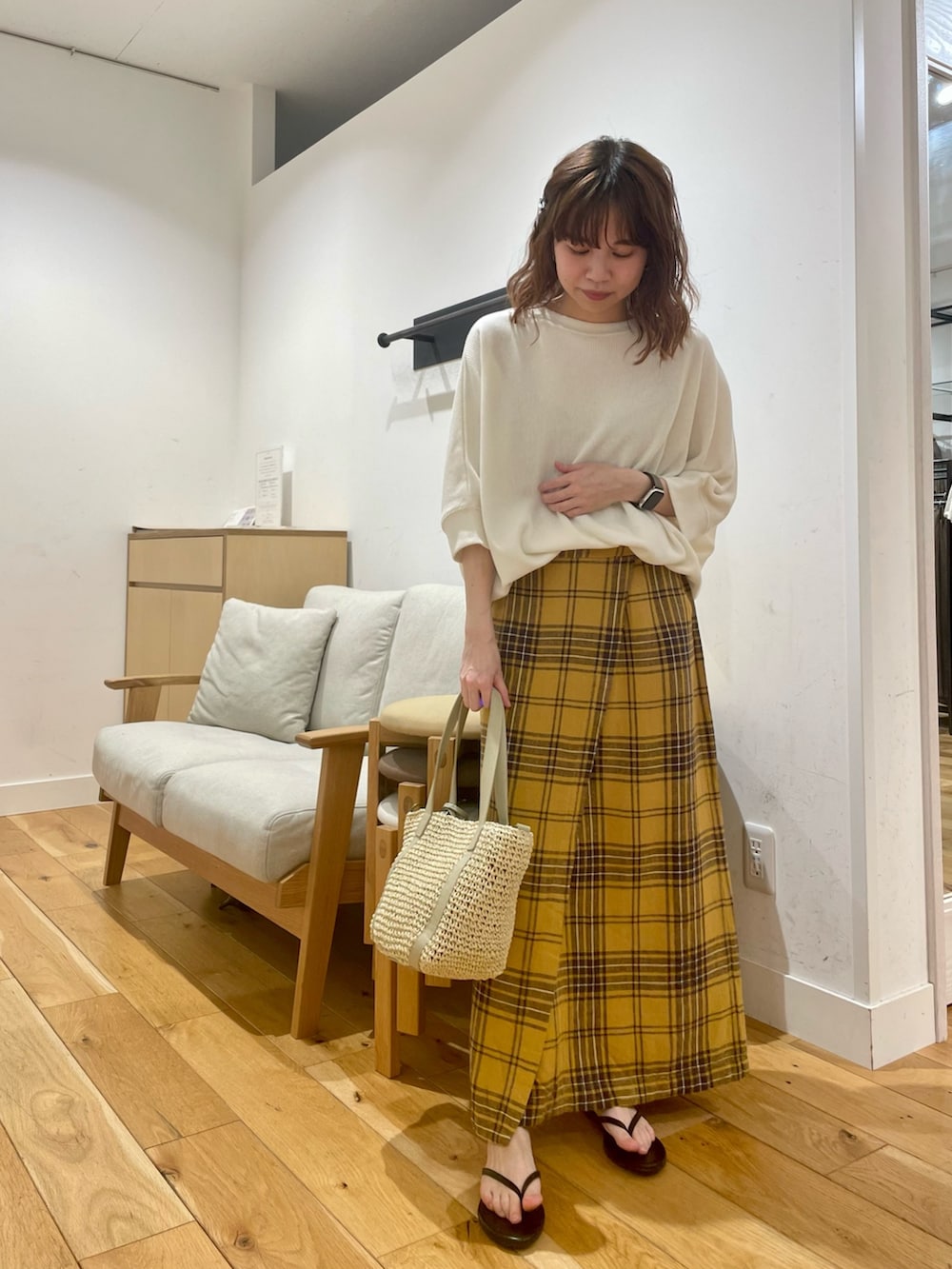 ホワイト系のTシャツ/カットソー、イエロー系のスカート、ブラック系のサンダルを着用したレディースの夏コーディネートの3枚目の写真