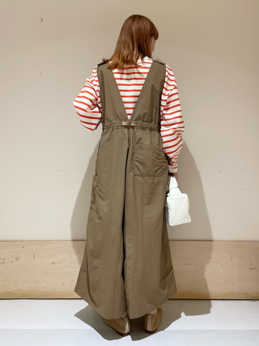 「URBAN RESEARCH DOORS、URBAN RESEARCH DOORS WOMENS、アーバンリサーチドアーズ、EKAL、エカル、グラミチ、GRAMICCI、サロペット、ビッグシルエット、おでかけコーデ、クッションバッグ、春コーデ、ボーダー、オレンジ、低身長コーデ」｜「Gramicciの『別注』GRAMICCI　アクティブナイロンサロペット（サロペット/オーバーオール、ベージュ系）」を使った、ホンダ マユさん（レディース・152cm）の春コーディネートの4枚目の写真