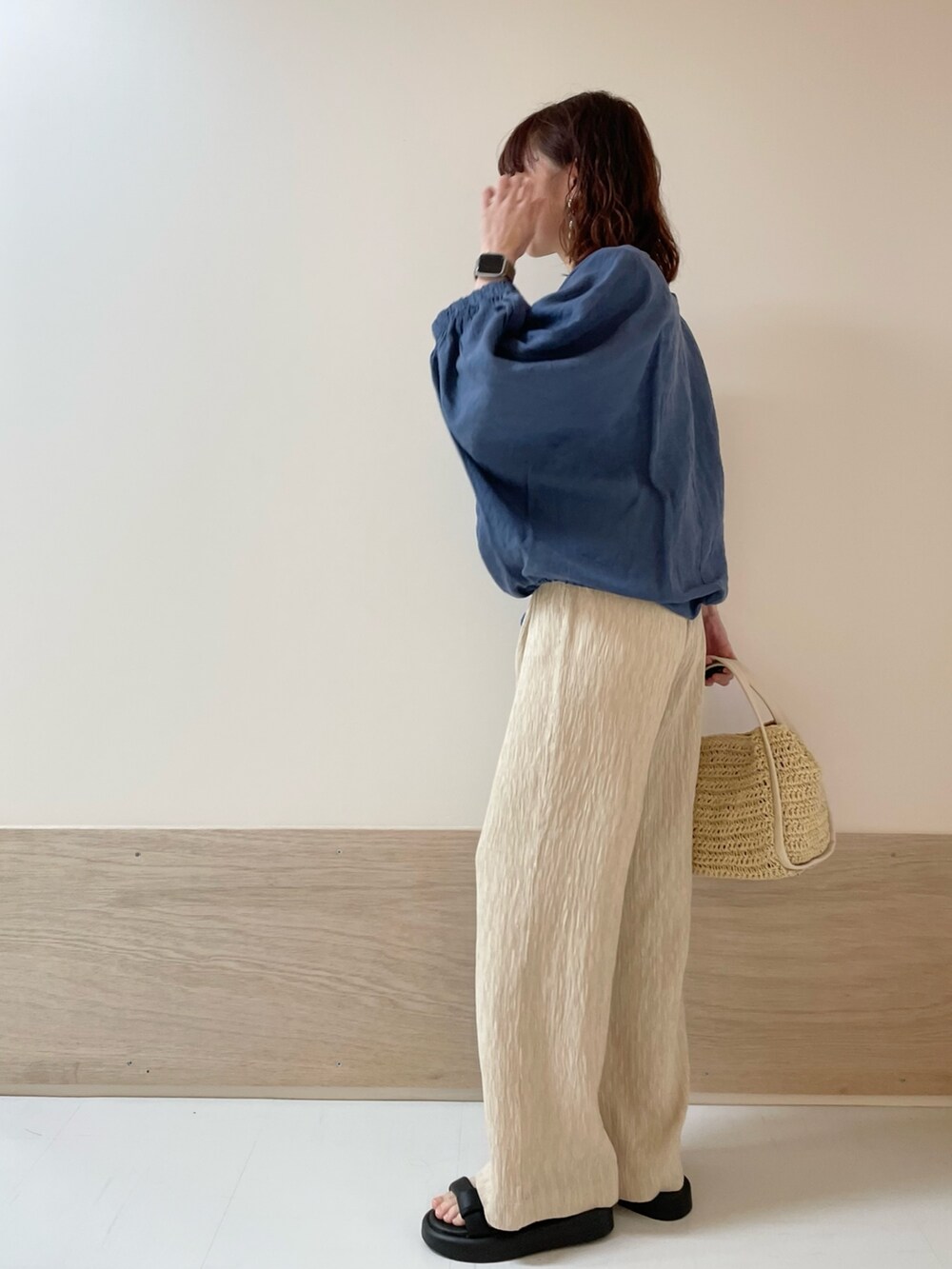 「URBAN RESEARCH DOORS、URBAN RESEARCH DOORS WOMENS、アーバンリサーチドアーズ、リネン、リネンブラウス、ブルー、イージーパンツ、楊柳、お出かけコーデ、休日スタイル、低身長コーデ、骨格ストレート、春夏コーデ、サンダル、きれいめカジュアル」｜「URBAN RESEARCH DOORSのリネンドロストドルマンブラウス（シャツ/ブラウス、ブルー系）」を使った、ホンダ マユさん（レディース・152cm）の春コーディネートの4枚目の写真