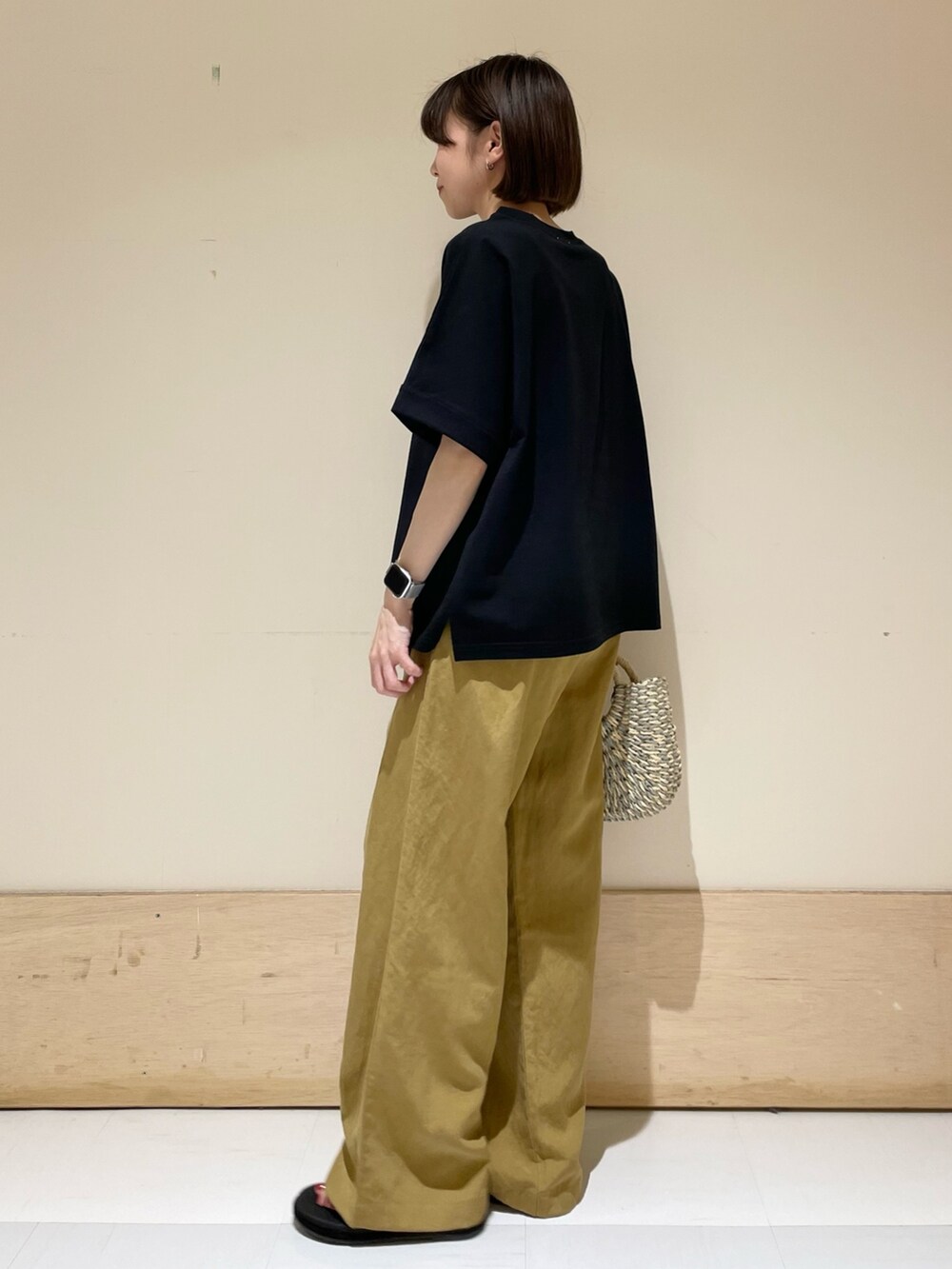 ブラック系のTシャツ/カットソー、イエロー系のその他パンツ、グレー系のかごバッグを着用したレディースの夏コーディネートの5枚目の写真