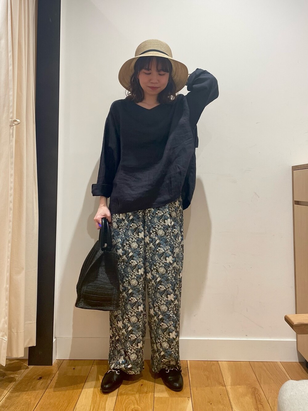 グレー系のその他パンツ、ブラック系のハンドバッグ、ブルー系のシャツ/ブラウスを着用したレディースの春コーディネートの2枚目の写真