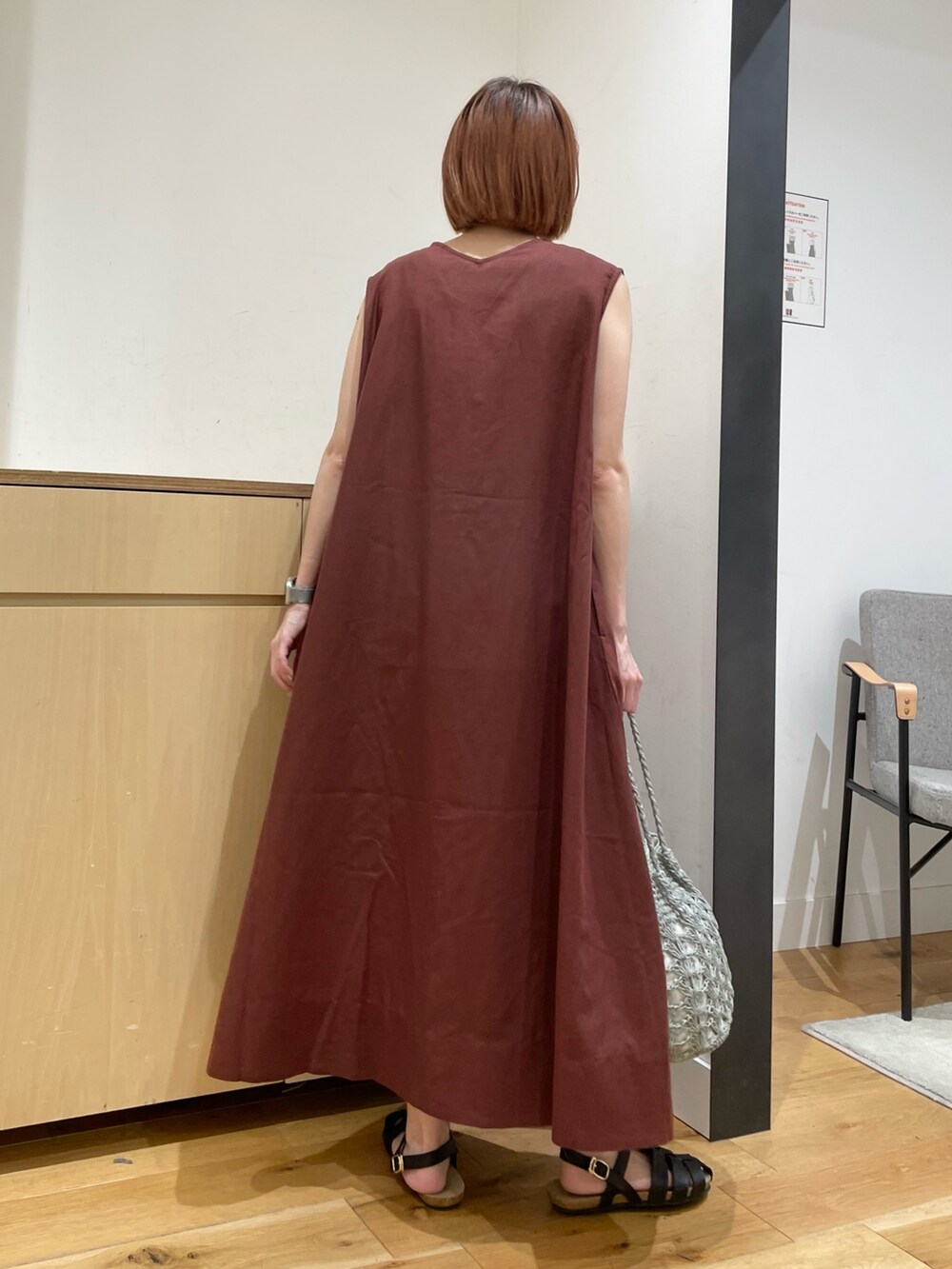 「URBAN RESEARCH DOORS、URBAN RESEARCH DOORS WOMENS、アーバンリサーチドアーズ、ワンピース、リネン、リネンワンピース、2wayワンピース、グルカサンダル、休日スタイル、春夏コーデ、お出かけコーデ、きれいめカジュアル、ロデスコ、シンプルコーデ、低身長」｜「RODE SKOのラフソールグルカサンダル（サンダル、ブラック系）」を使った、ホンダ マユさん（レディース・152cm）の夏コーディネートの7枚目の写真
