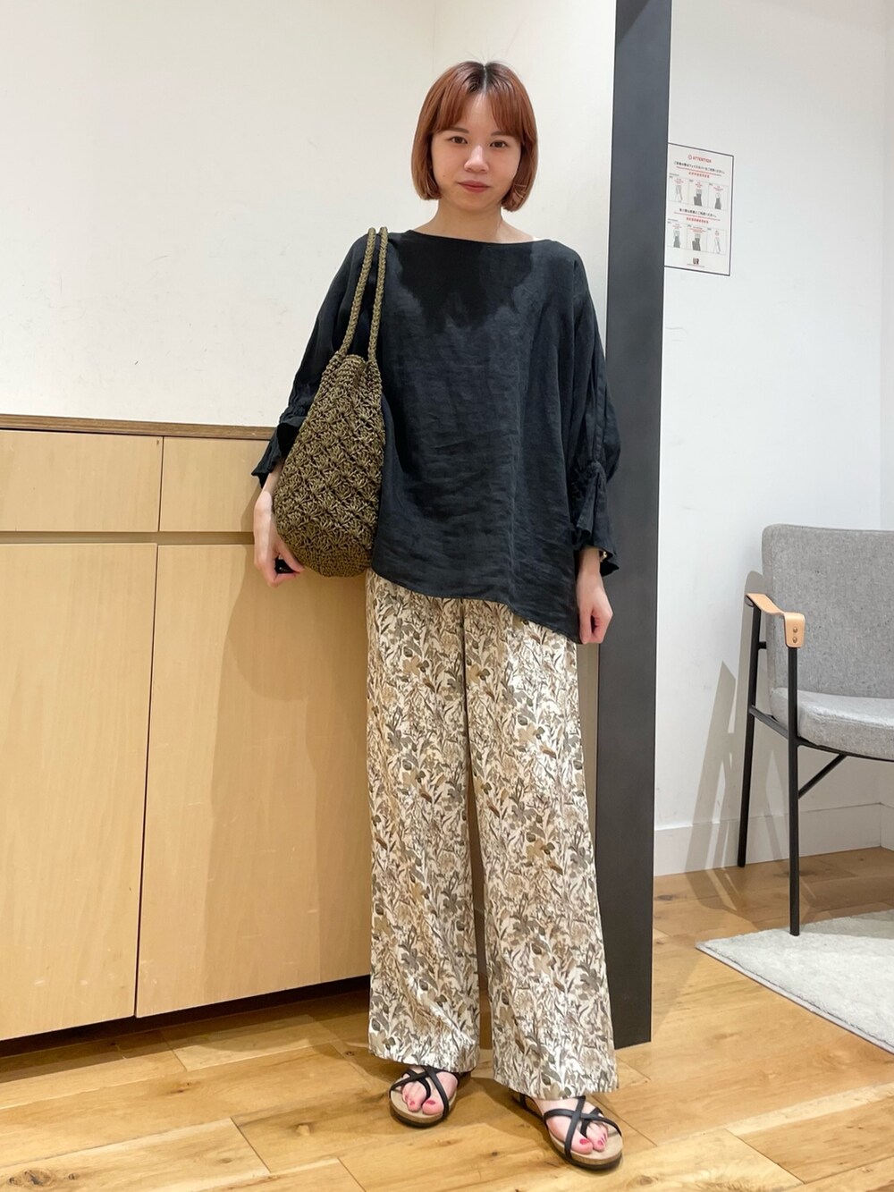 ブラック系のシャツ/ブラウス、ホワイト系のその他パンツ、グリーン系のかごバッグを着用したレディースの春コーディネートの4枚目の写真