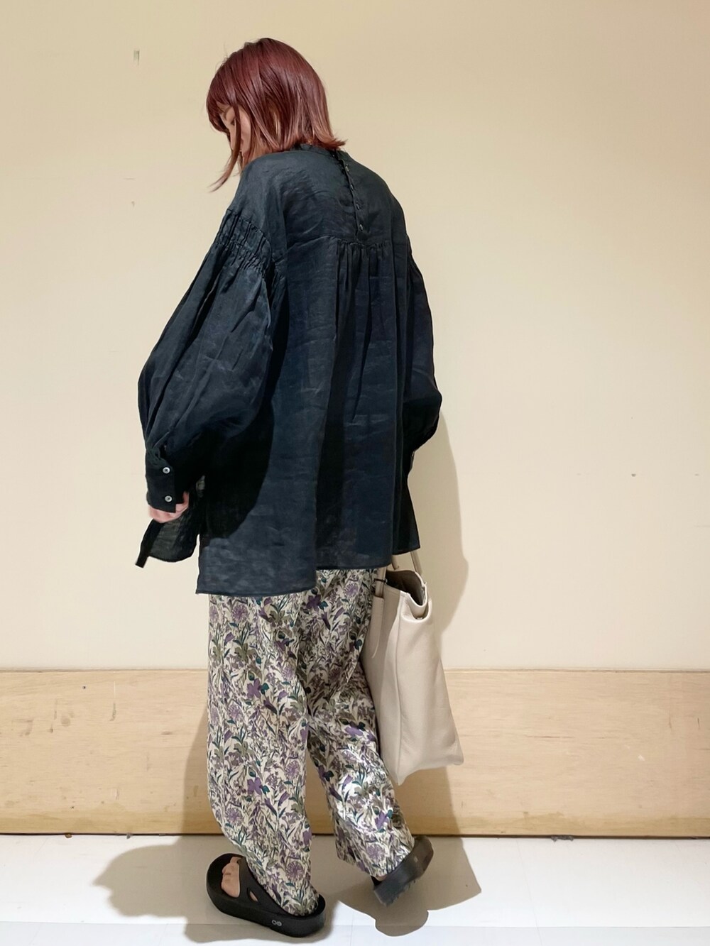 ブラック系のシャツ/ブラウス、パープル系のその他パンツ、ブラック系のサンダルを着用したレディースの春コーディネートの5枚目の写真