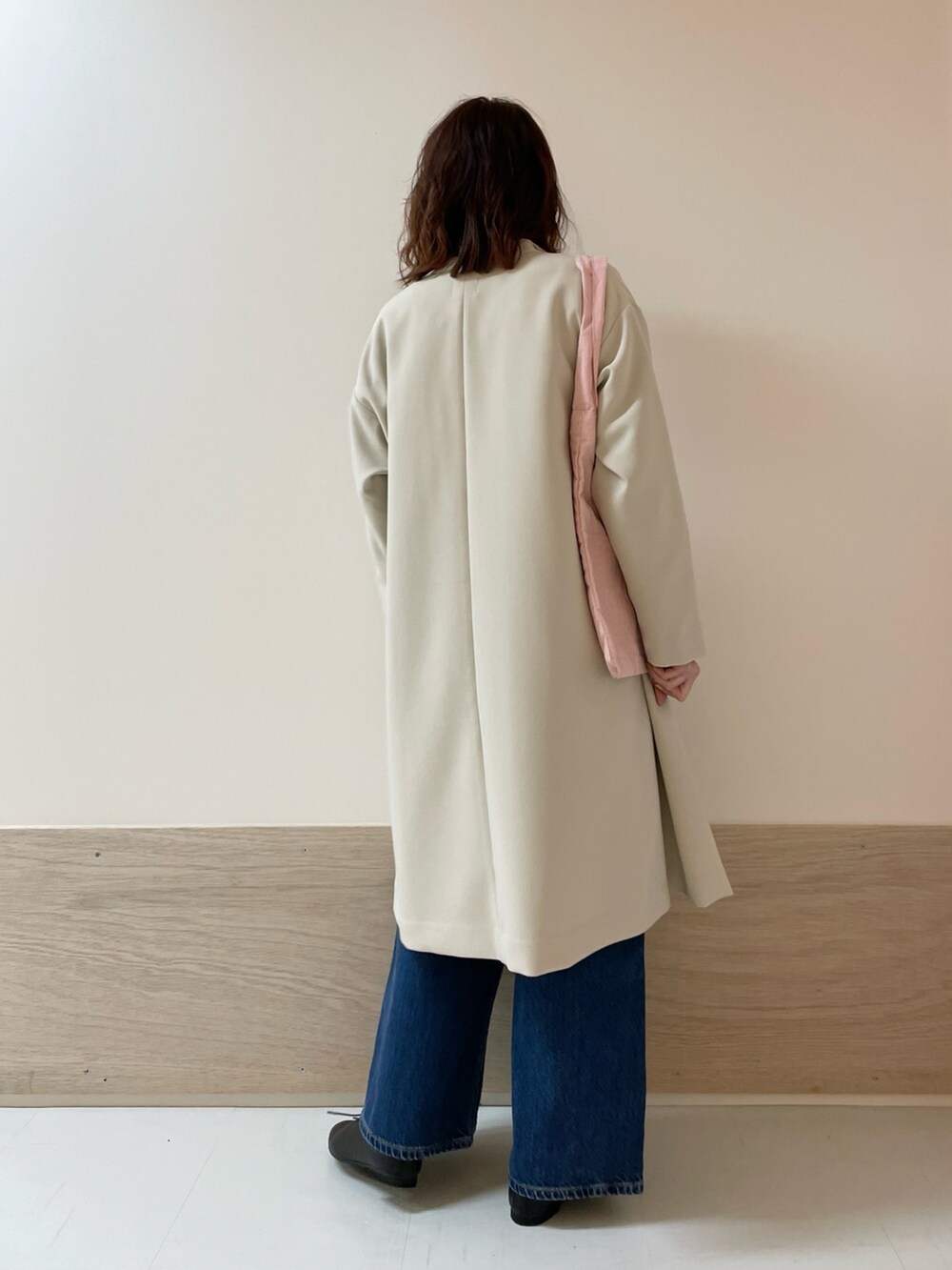 ブルー系のその他パンツ、ピンク系のトートバッグ、グレー系のシャツ/ブラウスを着用したレディースの春コーディネートの6枚目の写真