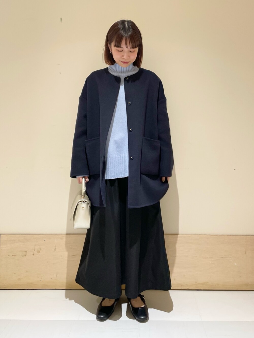 「URBAN RESEARCH DOORS、URBAN RESEARCH DOORS WOMENS、アーバンリサーチドアーズ、ノーカラーコート、ミドルコート、ブルー、カラーニット、休日スタイル、お出かけコーデ、きれいめカジュアル、マイベストコーデ2023、ロングスカート、骨格ストレート、シンプルスタイル、低身長」|「FORK&SPOONのFORK&SPOON ウールアセテートタートルネックニット(ニット/セーター、ブルー系)」を使った、ホンダ マユさん(レディース・152cm)の冬コーディネートの2枚目の写真