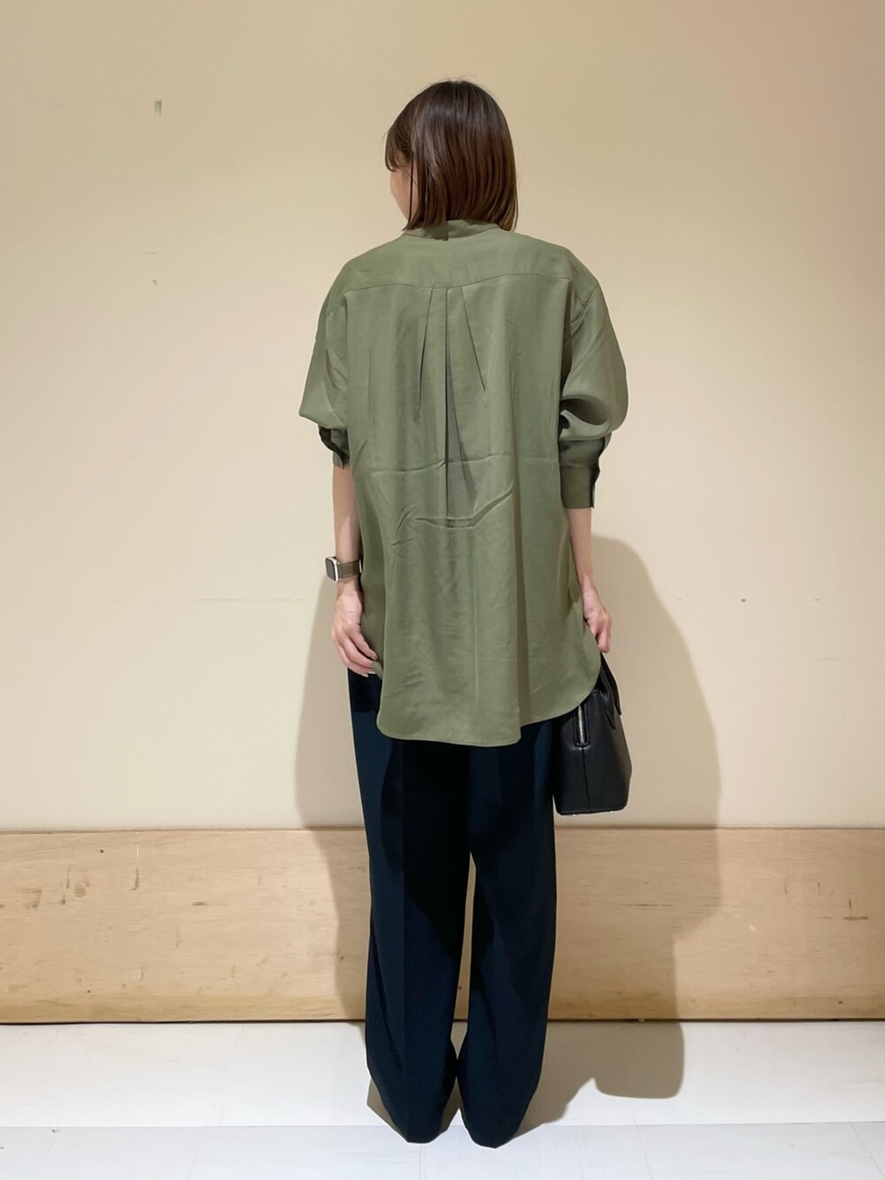 グリーン系のシャツ/ブラウス、ブルー系のその他パンツ、ブラック系のショルダーバッグを着用したレディースの秋コーディネートの6枚目の写真