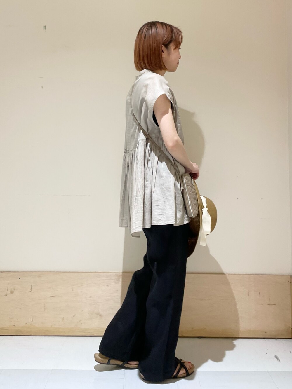 ベージュ系のシャツ/ブラウス、グレー系のショルダーバッグ、ブラック系のその他パンツを着用したレディースの夏コーディネートの4枚目の写真