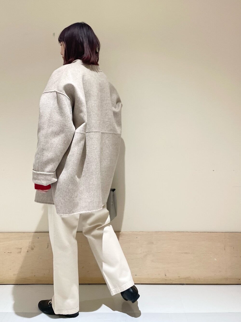 ベージュ系のデニムパンツ、ベージュ系のその他アウター、ホワイト系のTシャツ/カットソーを着用したレディースの冬コーディネートの5枚目の写真