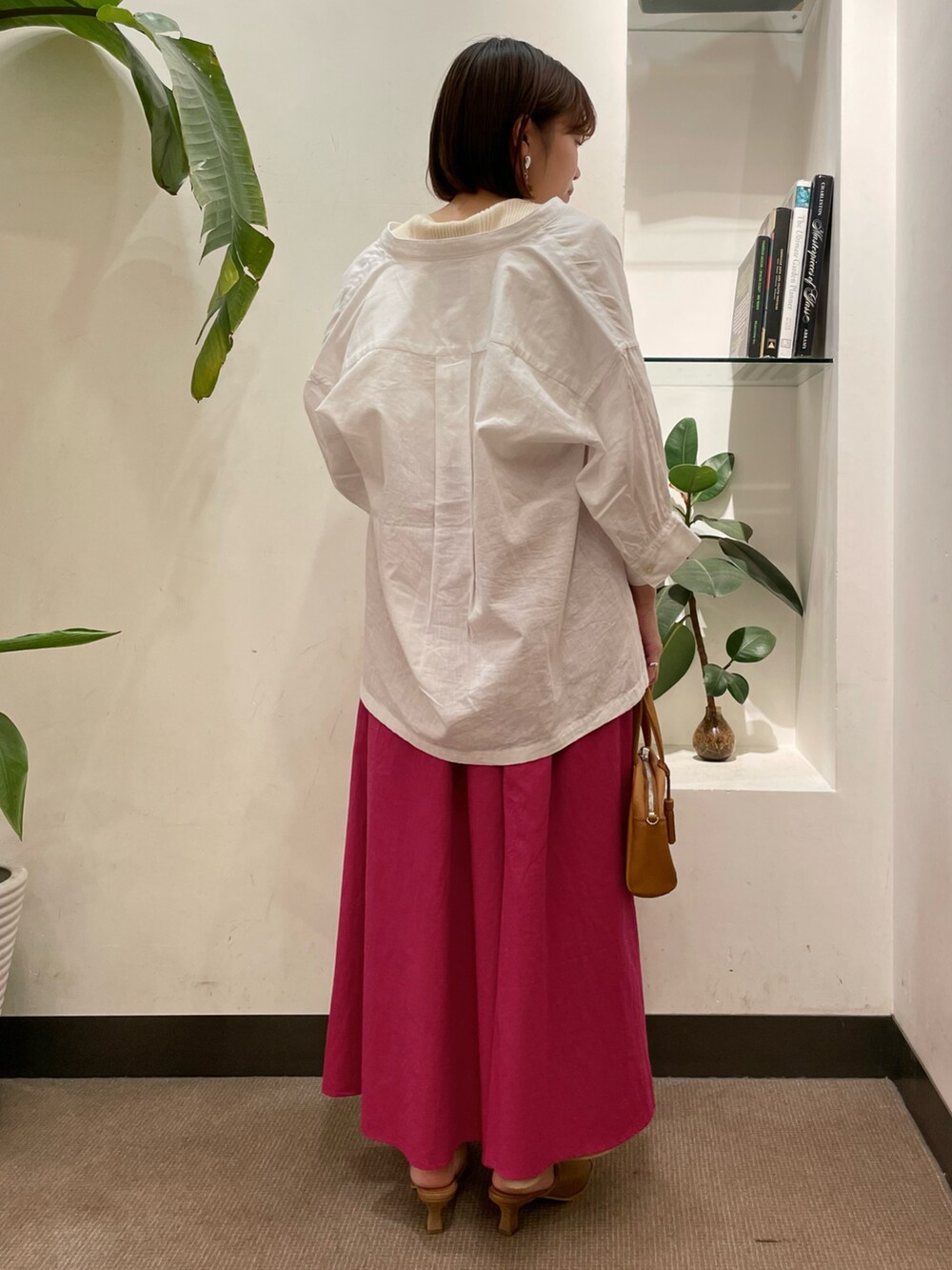 ピンク系のスカート、ホワイト系のシャツ/ブラウス、ホワイト系のニット/セーターを着用したレディースの夏コーディネートの4枚目の写真