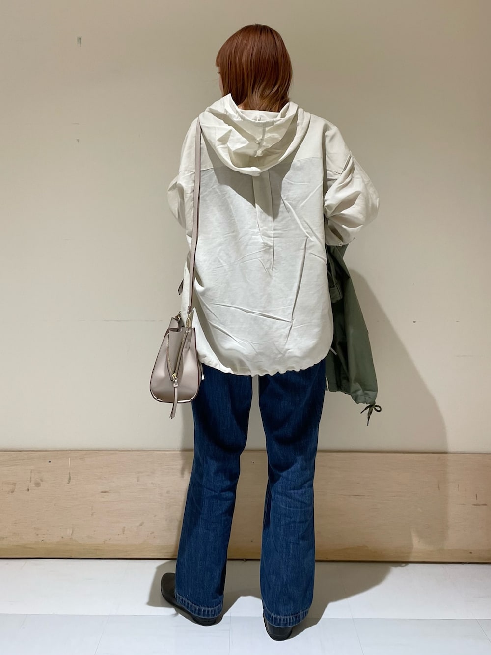 「URBAN RESEARCH DOORS、URBAN RESEARCH DOORS WOMENS、アーバンリサーチドアーズ、コットンラミー、パーカー、モッズコート、春アウター、デニム、ワイドパンツ、ワイトデニム、春服デビュー宣言、きれいめカジュアル、ビッグシルエット、休日スタイル、シンプルコーデ」|「URBAN RESEARCH DOORSのノーカラーモッズコート(モッズコート、グリーン系)」を使った、ホンダ マユさん(レディース・152cm)の春コーディネートの4枚目の写真