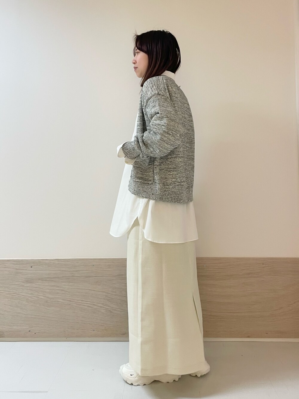 ホワイト系のスカート、ブルー系のカーディガン/ボレロ、ホワイト系のシャツ/ブラウスを着用したレディースの春コーディネートの3枚目の写真