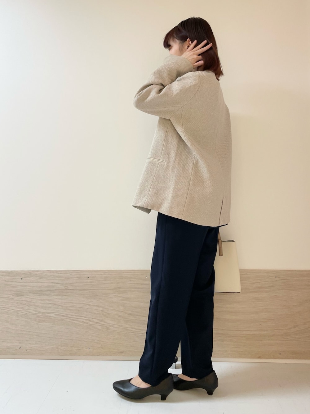 「URBAN RESEARCH DOORS、URBAN RESEARCH DOORS WOMENS、アーバンリサーチドアーズ、オケージョン、卒園式、卒業式、入学式、セットアップ、ジャケット、春ファッション、今日のコーデ、キレイめコーデ、低身長、低身長コーデ、骨格ストレート」|「URBAN RESEARCH DOORSのツイードVネックロングジャケット(テーラードジャケット、グレー系)」を使った、ホンダ マユさん(レディース・152cm)の冬コーディネートの5枚目の写真