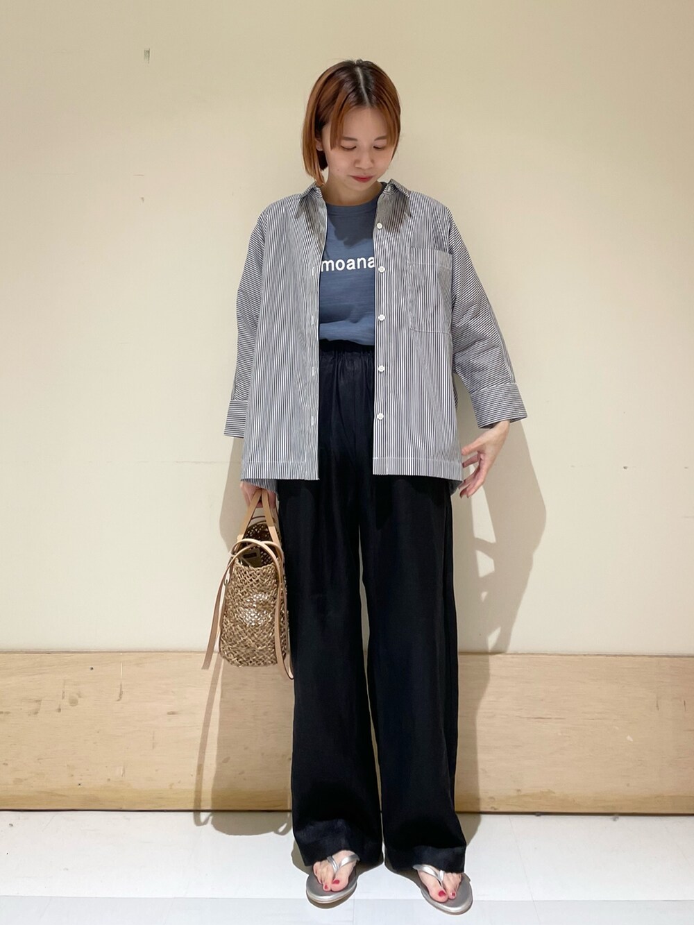 ブラック系のその他パンツ、シルバー系のサンダル、ブルー系のTシャツ/カットソーを着用したレディースの夏コーディネートの4枚目の写真