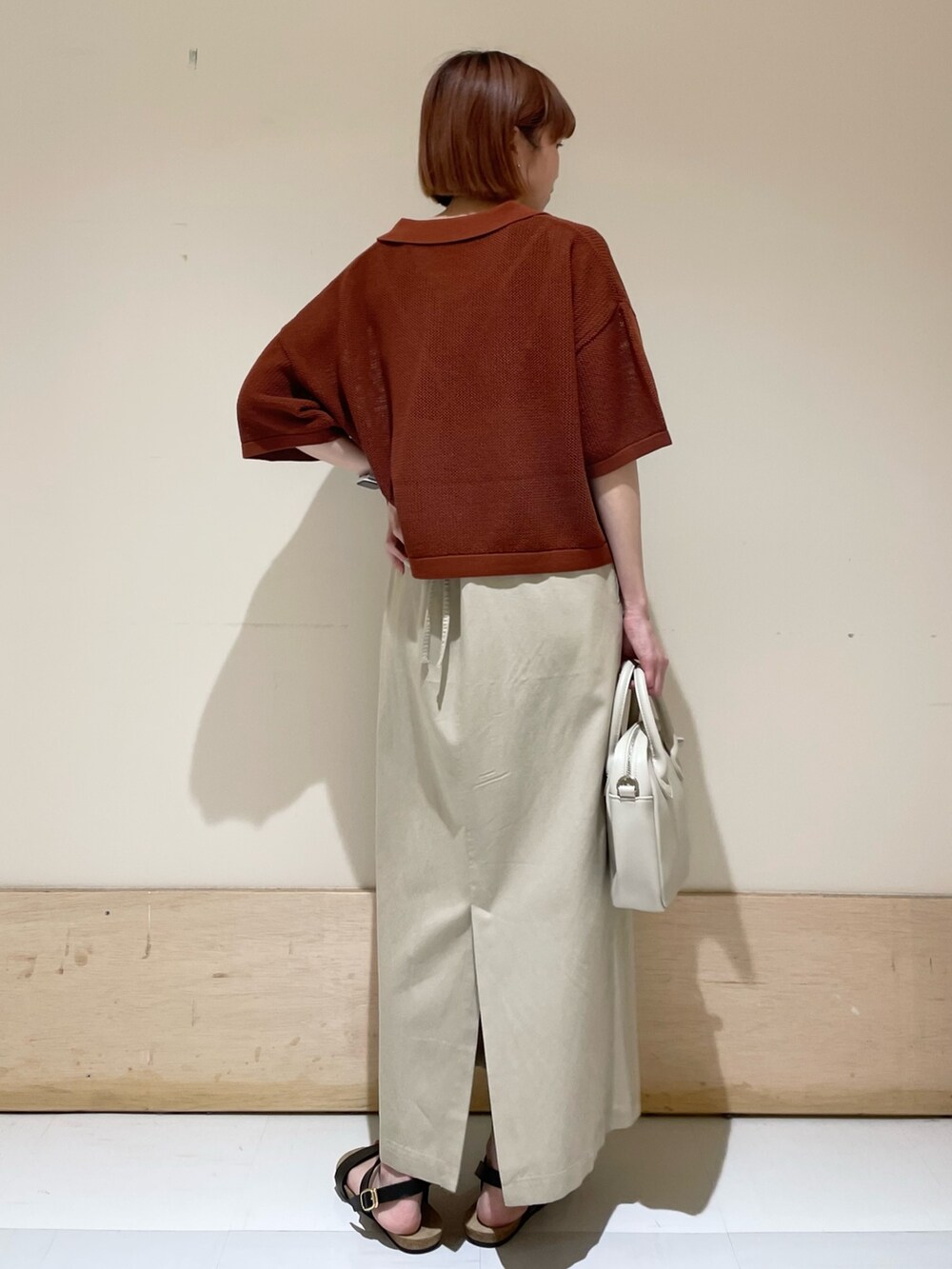 ベージュ系のワンピース、ブラック系のサンダル、ベージュ系のショルダーバッグを着用したレディースの春コーディネートの9枚目の写真