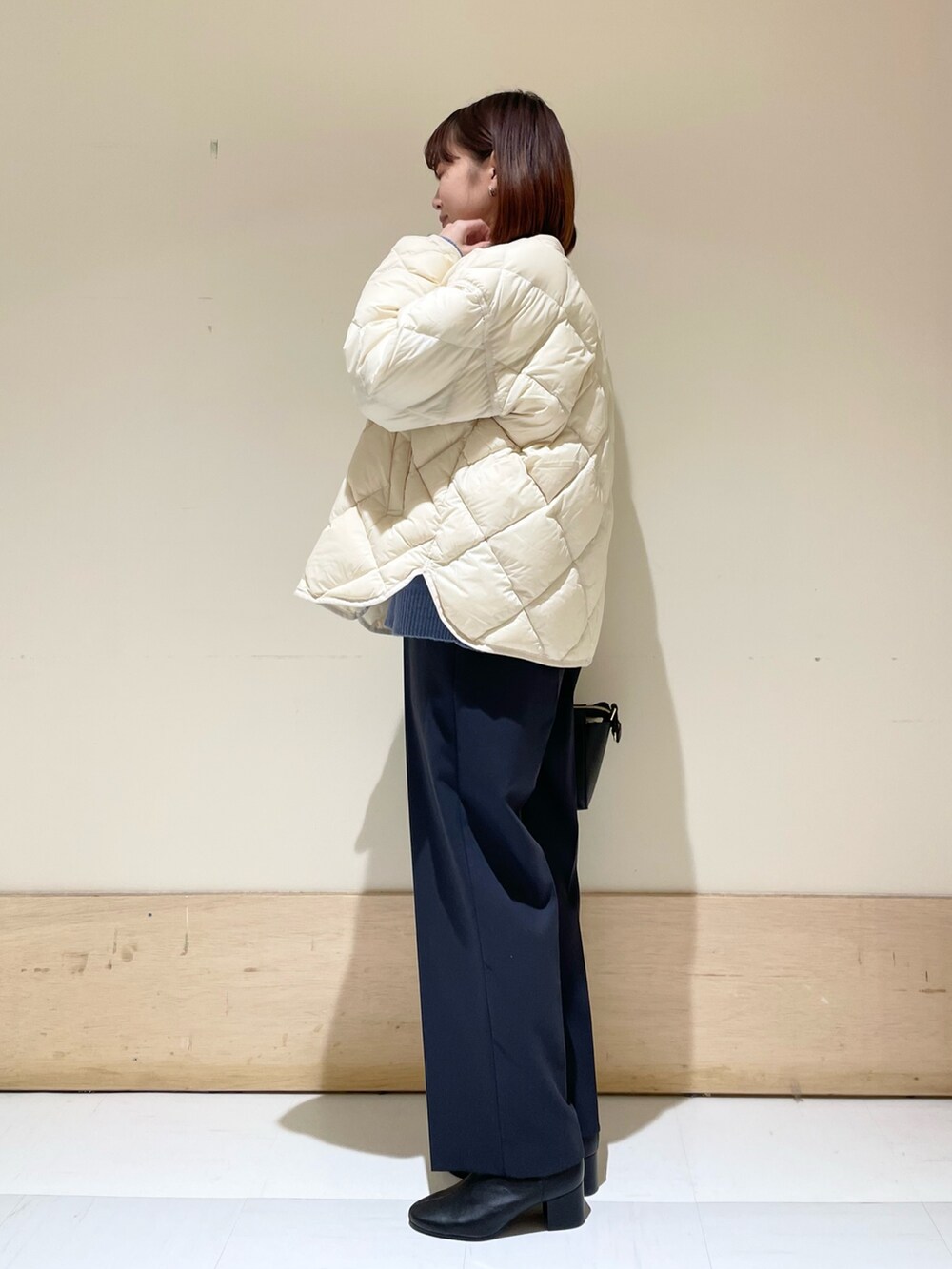 グレー系のその他パンツ、ホワイト系のダウンジャケット/コート、ホワイト系のシャツ/ブラウスを着用したレディースの冬コーディネートの4枚目の写真