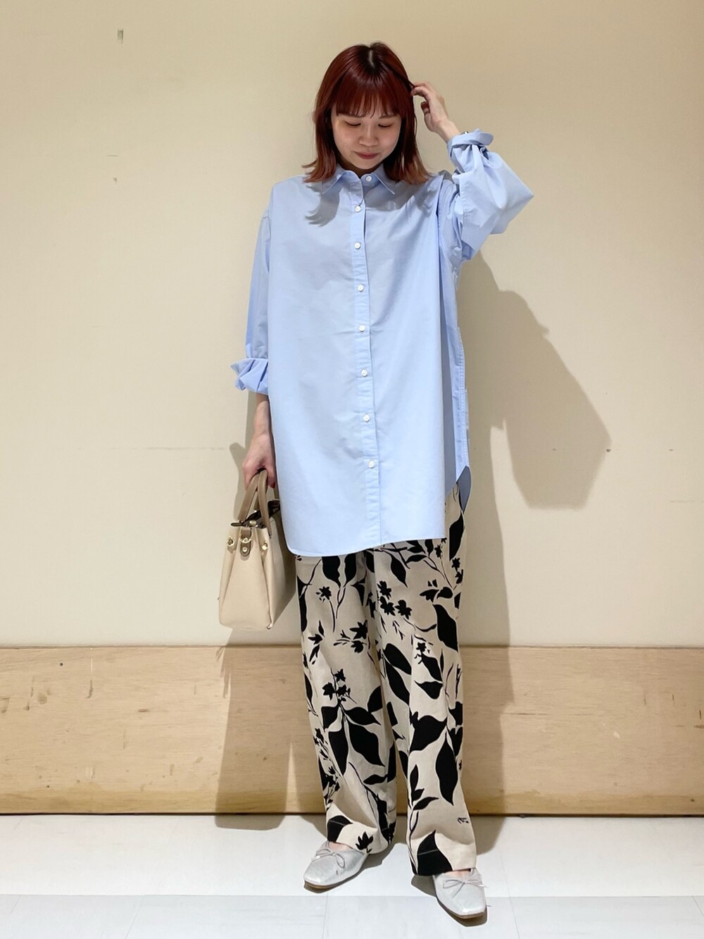 ベージュ系のその他パンツ、シルバー系のバレエシューズ、ホワイト系のトートバッグを着用したレディースの春コーディネートの3枚目の写真