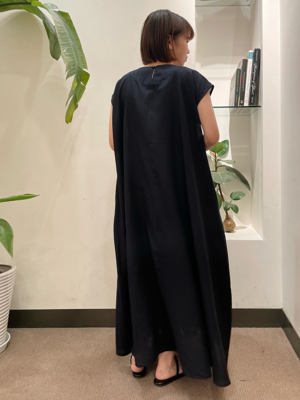 ブラック系のサンダル、ブルー系のワンピース、グレー系のトートバッグを着用したレディースの夏コーディネートの4枚目の写真