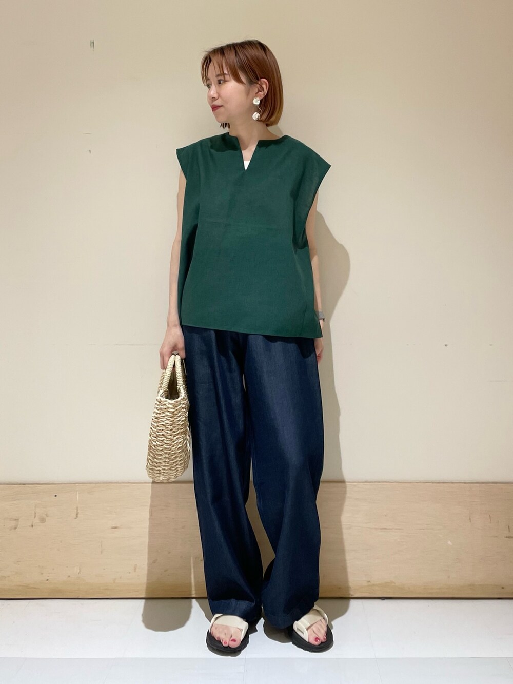 ブルー系のその他パンツ、ホワイト系のタンクトップ、グリーン系のシャツ/ブラウスを着用したレディースの夏コーディネートの2枚目の写真