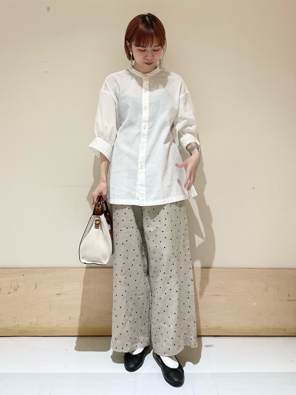 ベージュ系のその他パンツ、ブラウン系のハンドバッグ、ブラック系のバレエシューズを着用したレディースの春コーディネートの3枚目の写真
