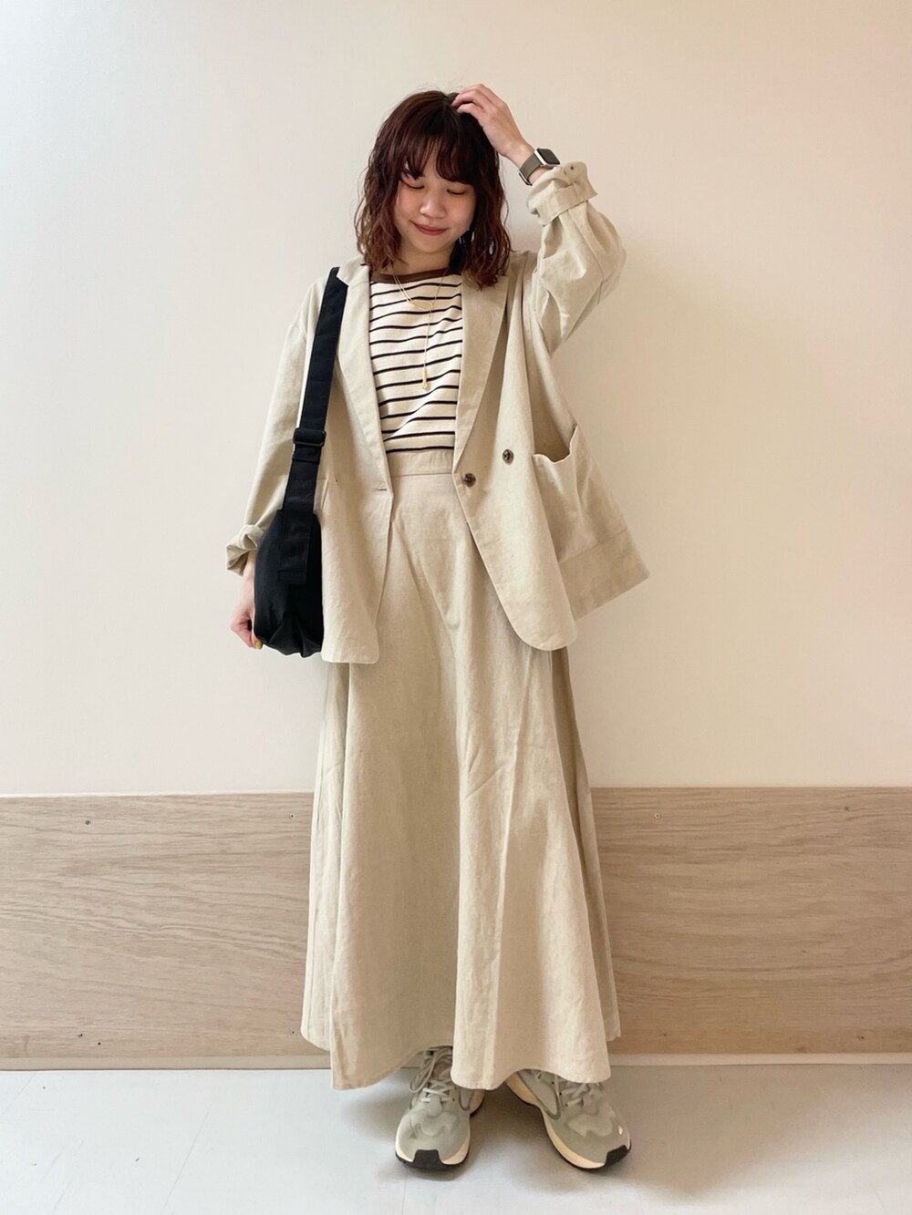 ホワイト系のスカート、ホワイト系のその他アウター、ブラウン系のTシャツ/カットソーを着用したレディースの春コーディネートの4枚目の写真