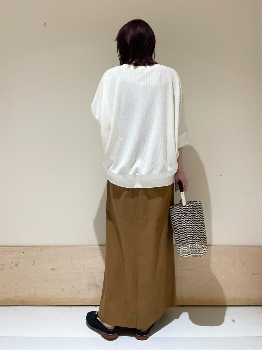 「URBAN RESEARCH DOORS、URBAN RESEARCH DOORS WOMENS、アーバンリサーチドアーズ、グルカスカート、タイトスカート、へリンボーン、ベージュ、ベージュコーデ、モカシン、休日スタイル、春コーデ、大人カジュアル、お出かけコーデ、低身長、低身長コーデ」｜「beejの『別注』beej×DOORS　チューブショルダーバッグ（ショルダーバッグ、ブラック系）」を使った、ホンダ マユさん（レディース・152cm）の春コーディネートの5枚目の写真