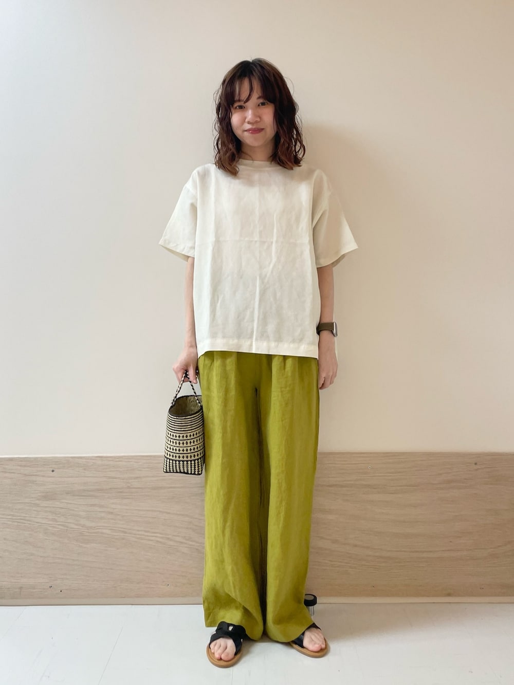 「URBAN RESEARCH DOORS、URBAN RESEARCH DOORS WOMENS、アーバンリサーチドアーズ、リネン、夏だ！Tシャツ着よう！、リネンパンツ、イージーパンツ、黄色、マスタード、リラックススタイル、夏コーデ、きれいめカジュアル、シンプルコーデ、お出かけコーデ、低身長コーデ」｜「URBAN RESEARCH DOORSのカッティングサンダル（サンダル、ブラック系）」を使った、ホンダ マユさん（レディース・152cm）の夏コーディネートの3枚目の写真