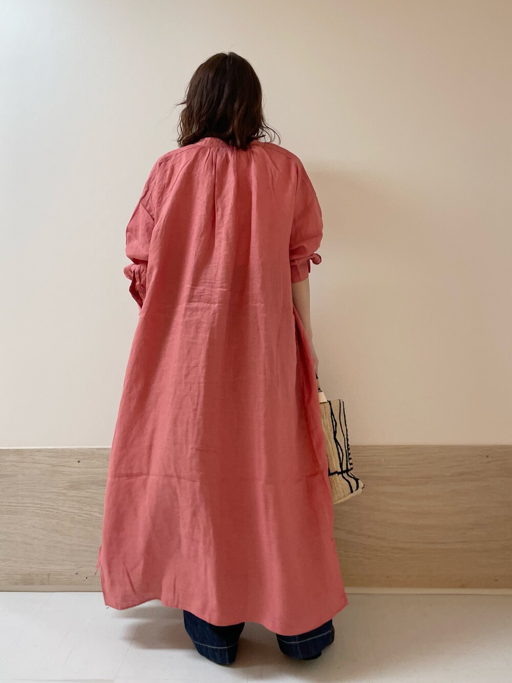 「URBAN RESEARCH DOORS、URBAN RESEARCH DOORS WOMENS、アーバンリサーチドアーズ、リネン、シャツワンピ、デニム、イージーパンツ、ワイドデニム、ピンク、デートコーデ、春夏コーデ、きれいめカジュアル、休日スタイル、低身長、骨格ストレート」｜「FORK&SPOONのFORK&SPOON　ヘビーウェイト天竺ショートスリーブTシャツ（Tシャツ/カットソー、ホワイト系）」を使った、ホンダ マユさん（レディース・152cm）の春コーディネートの5枚目の写真