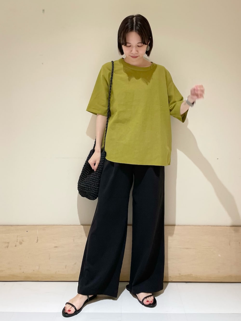 イエロー系のシャツ/ブラウス、ブラック系のその他パンツ、ブラック系のショルダーバッグを着用したレディースの夏コーディネートの3枚目の写真