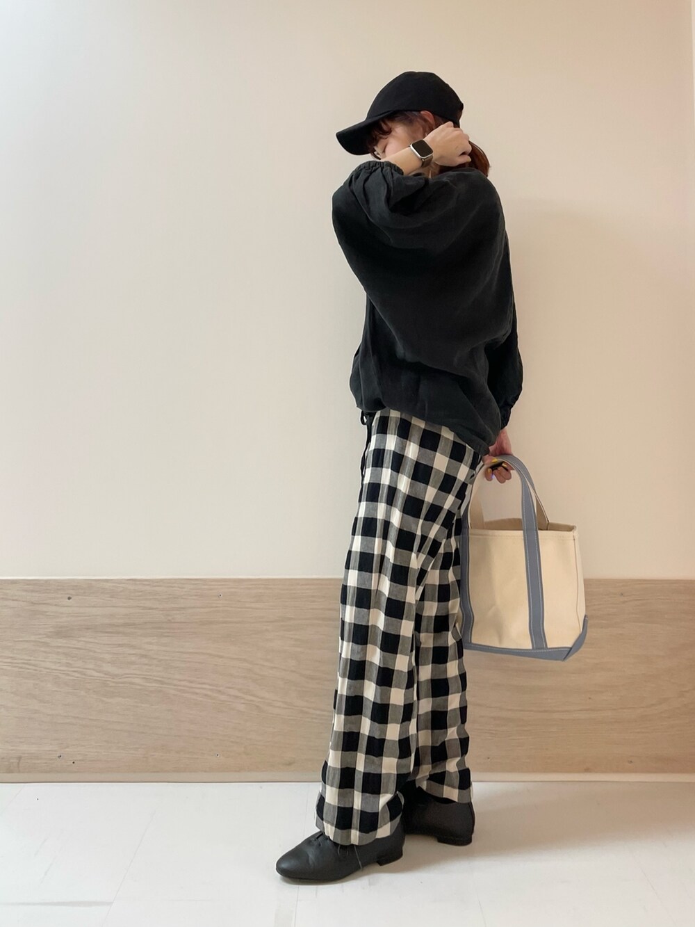 ブラック系のその他パンツ、ブラック系のその他シューズ、ブラック系のシャツ/ブラウスを着用したレディースの春コーディネートの5枚目の写真