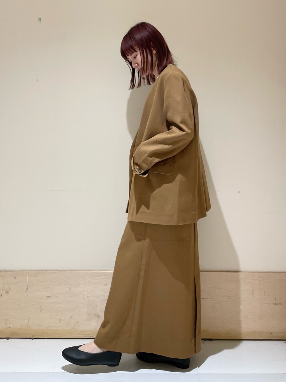 「URBAN RESEARCH DOORS、URBAN RESEARCH DOORS WOMENS、アーバンリサーチドアーズ、セットアップ、ボーダー、ジャケット、グルカスカート、春コーデ、いまどきジャケット写真、シンプルコーデ、ショップスタッフの好印象コーデ、ショップスタッフの推しセットアップ、低身長、低身長コーデ、大人カジュアル」|「URBAN RESEARCH DOORSのコットンリネンノーカラージャケット(ノーカラージャケット、ベージュ系)」を使った、ホンダ マユさん(レディース・152cm)の春コーディネートの4枚目の写真