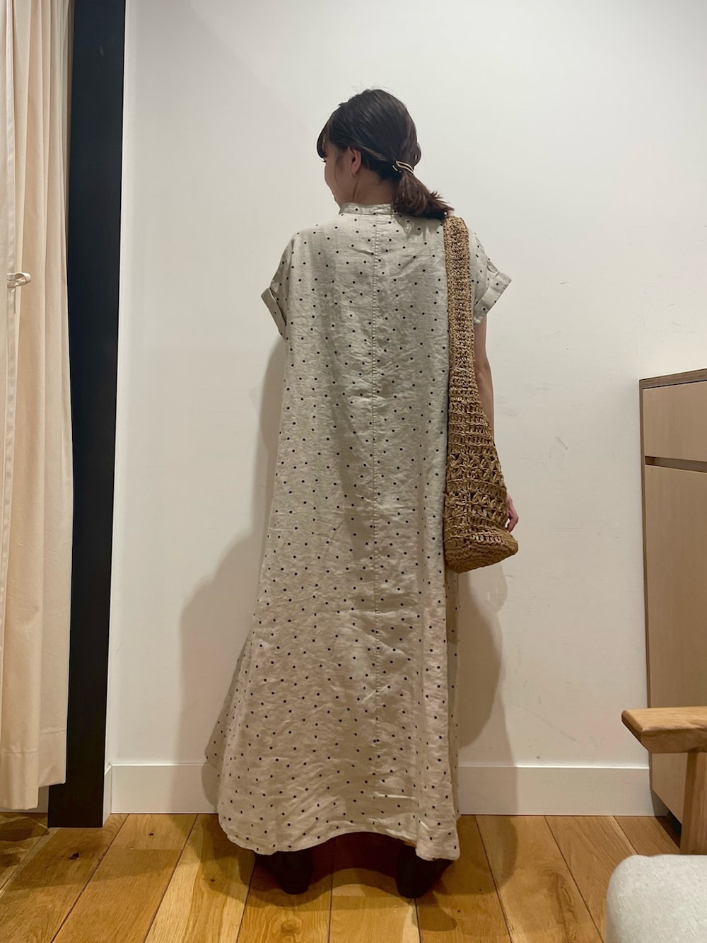 「URBAN RESEARCH DOORS、URBAN RESEARCH DOORS WOMENS、アーバンリサーチドアーズ、リネン、リネンワンピース、ドット、ドットワンピ、楽ちん、リラックススタイル、お出かけコーデ、休日スタイル、デートコーデ、大人カジュアル、低身長コーデ、骨格ストレート」｜「URBAN RESEARCH DOORSのリネンドットフレアワンピース（ワンピース、ベージュ系）」を使った、ホンダ マユさん（レディース・152cm）の春コーディネートの9枚目の写真