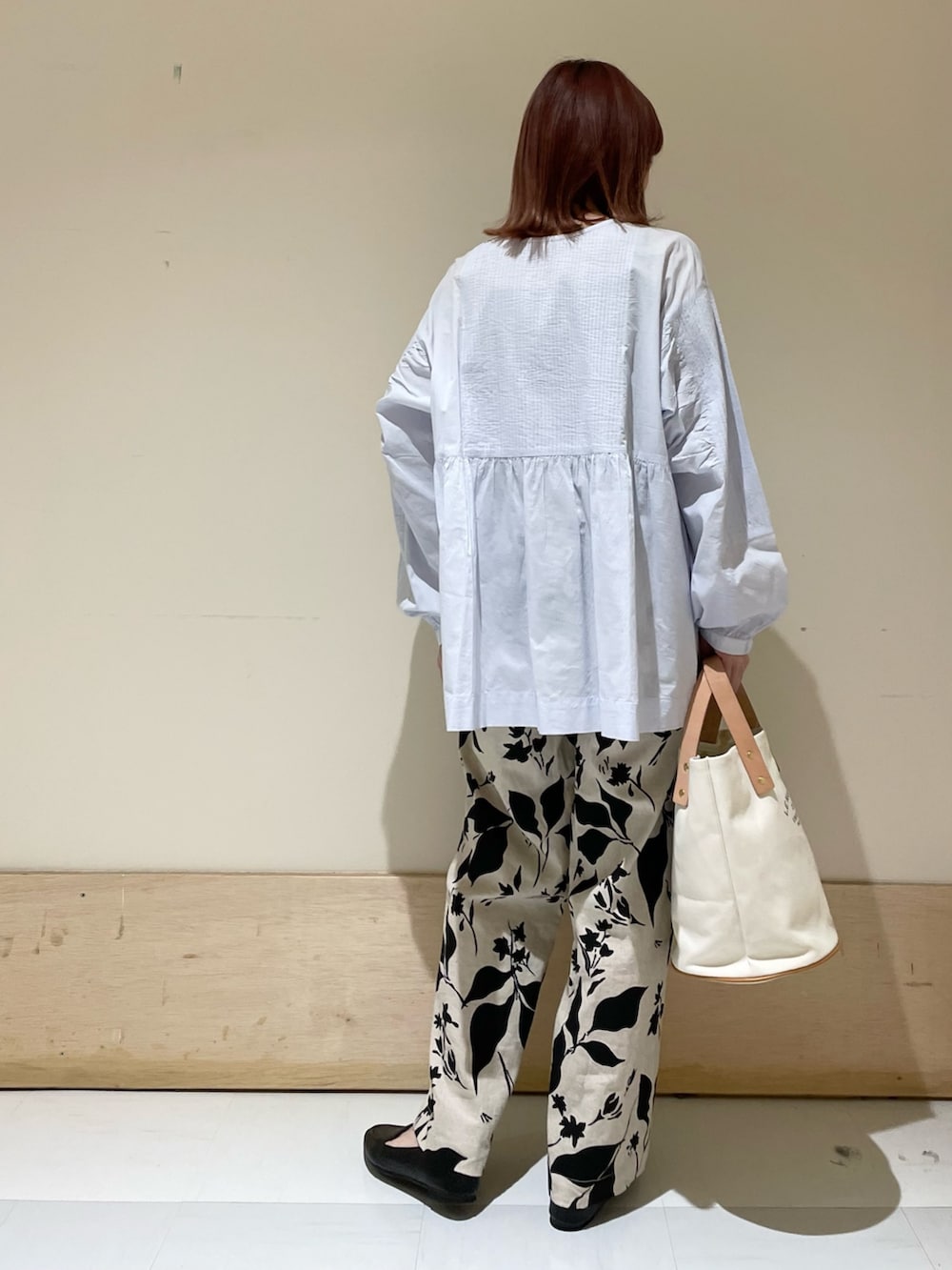 「URBAN RESEARCH DOORS、URBAN RESEARCH DOORS WOMENS、アーバンリサーチドアーズ、かぐれ、ピンタック、ピンタックシャツ、シャツスタイル、花柄、休日スタイル、ビッグシルエット、シンプルコーデ、淡色コーデ、大人カジュアル、楽チンコーデ、低身長」|「かぐれのピンタック2WAYブラウス(Tシャツ/カットソー、ブルー系)」を使った、ホンダ マユさん(レディース・152cm)の春コーディネートの7枚目の写真