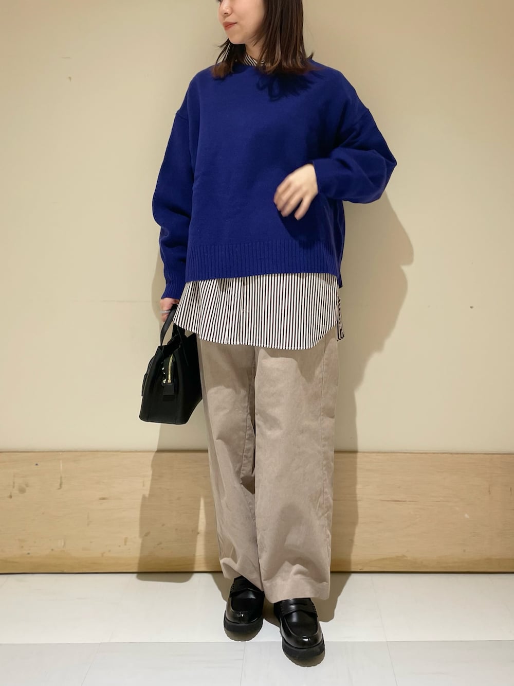 「URBAN RESEARCH DOORS、URBAN RESEARCH DOORS WOMENS、アーバンリサーチドアーズ、レイヤードスタイル、ストライプシャツ、ブルー、ブルーニット、コーデュロイ、コーデュロイパンツ、ローファー、パンツスタイル、低身長女子、大人カジュアル、カジュアルコーデ」｜「URBAN RESEARCH DOORSのハミルトンウールボートネックプルオーバー（ニット/セーター、ブルー系）」を使った、ホンダ マユさん（レディース・152cm）の冬コーディネートの2枚目の写真
