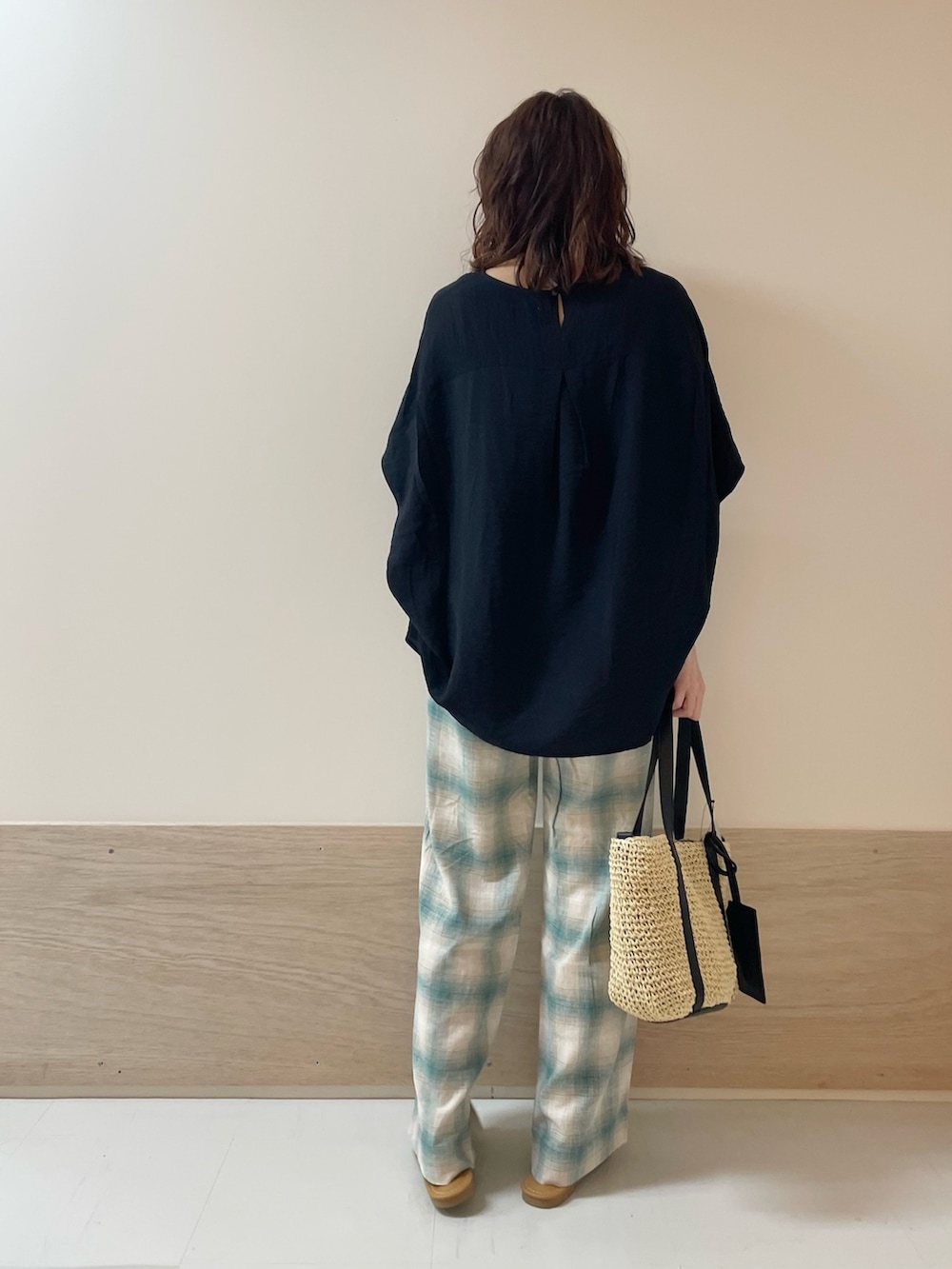 「URBAN RESEARCH DOORS、URBAN RESEARCH DOORS WOMENS、アーバンリサーチドアーズ、ブルー、チェック、チェックパンツ、ネイビー、きれいめカジュアル、大人カジュアル、シンプルコーデ、デザイントップス、サンダル、お出かけコーデ、低身長コーデ、骨格ストレート」｜「URBAN RESEARCH DOORSのコクーンシルエットブラウス（シャツ/ブラウス、ブルー系）」を使った、ホンダ マユさん（レディース・152cm）の夏コーディネートの8枚目の写真