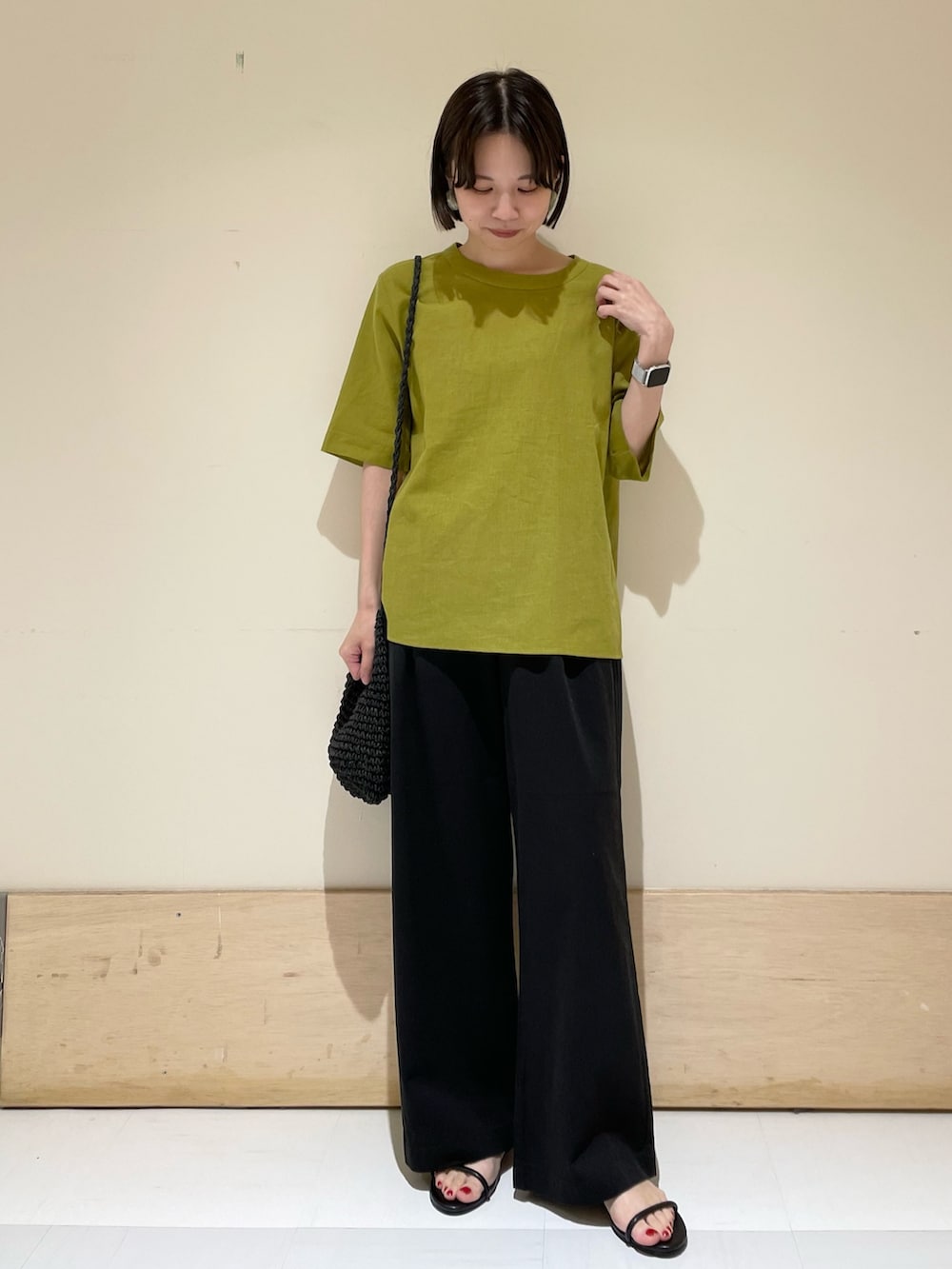 イエロー系のシャツ/ブラウス、ブラック系のその他パンツ、ブラック系のショルダーバッグを着用したレディースの夏コーディネートの2枚目の写真