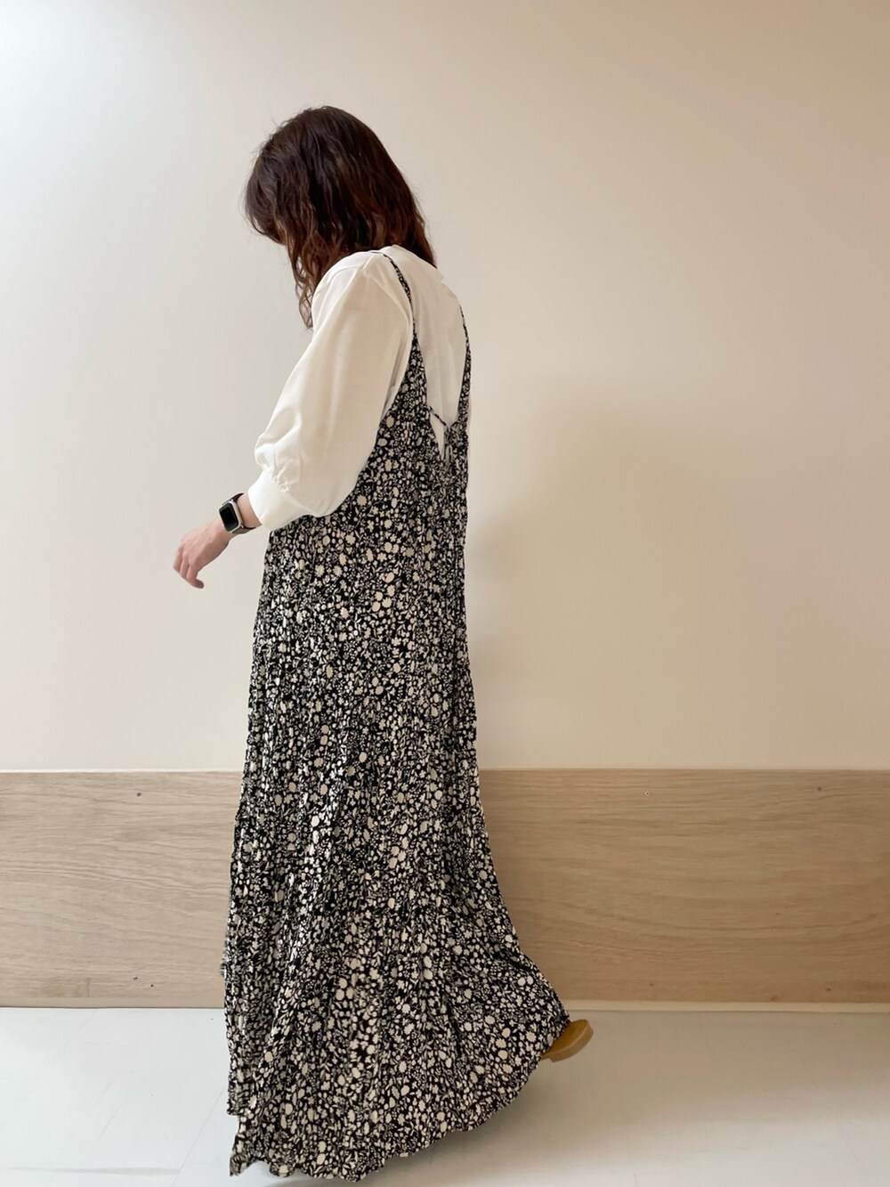 「URBAN RESEARCH DOORS、URBAN RESEARCH DOORS WOMENS、アーバンリサーチドアーズ、キャミワンピ、花柄、フラワープリント、レイヤードスタイル、お出かけコーデ、休日スタイル、春夏コーデ、きれいめカジュアル、デニム、低身長コーデ、骨格ストレート、デートコーデ」｜「URBAN RESEARCH DOORSのリトルフラワープリーツキャミワンピース（ワンピース、ブラック系）」を使った、ホンダ マユさん（レディース・152cm）の春コーディネートの4枚目の写真