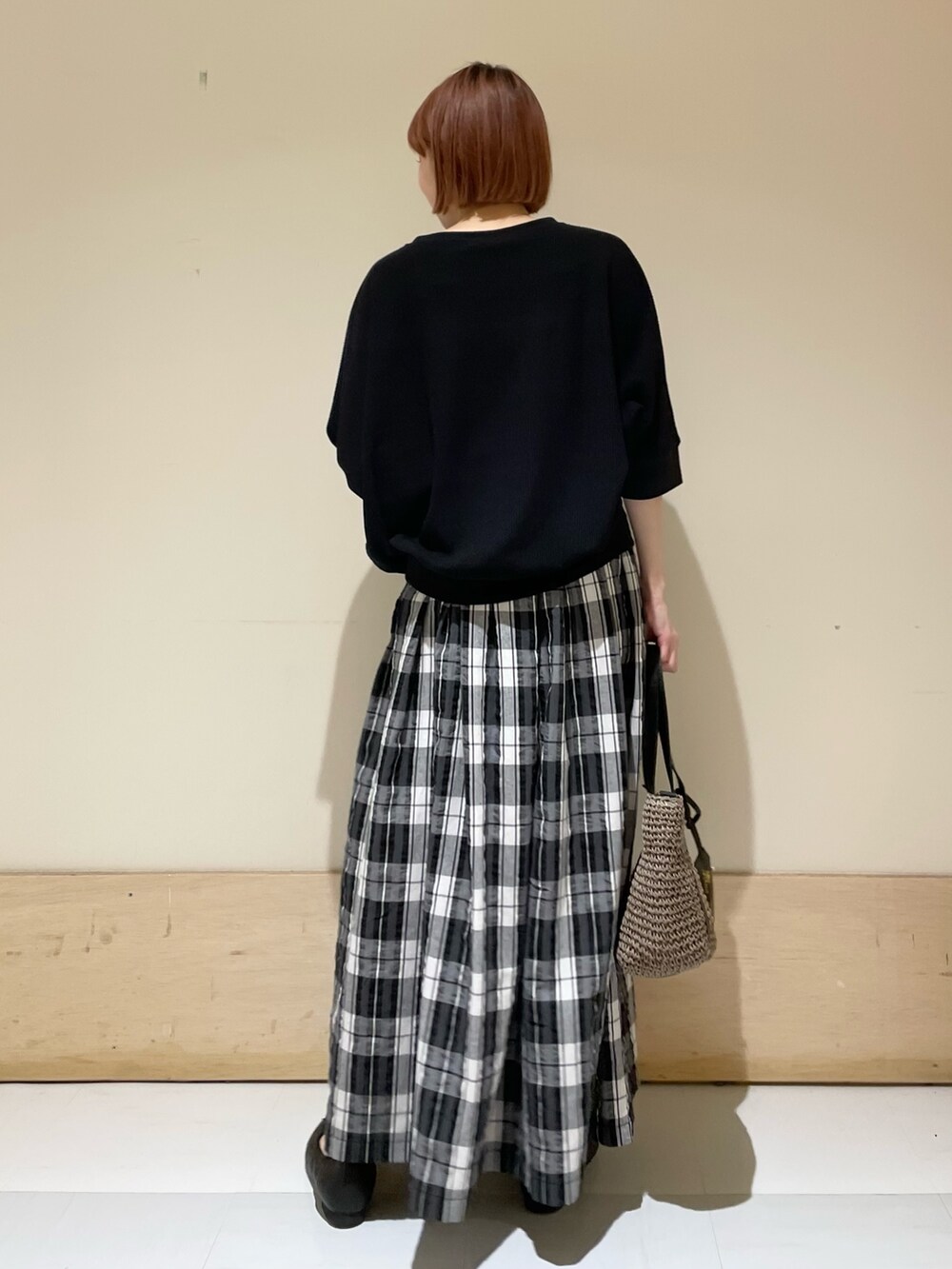 ブラック系のTシャツ/カットソー、ブラック系のスカート、グレー系のトートバッグを着用したレディースの春コーディネートの8枚目の写真