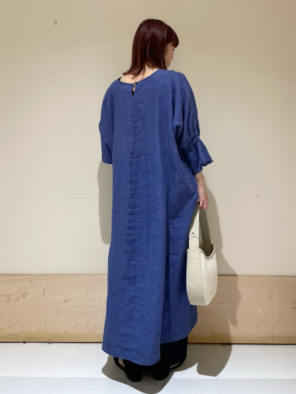 ブルー系のワンピース、ブルー系のその他パンツを着用したレディースの春コーディネートの7枚目の写真