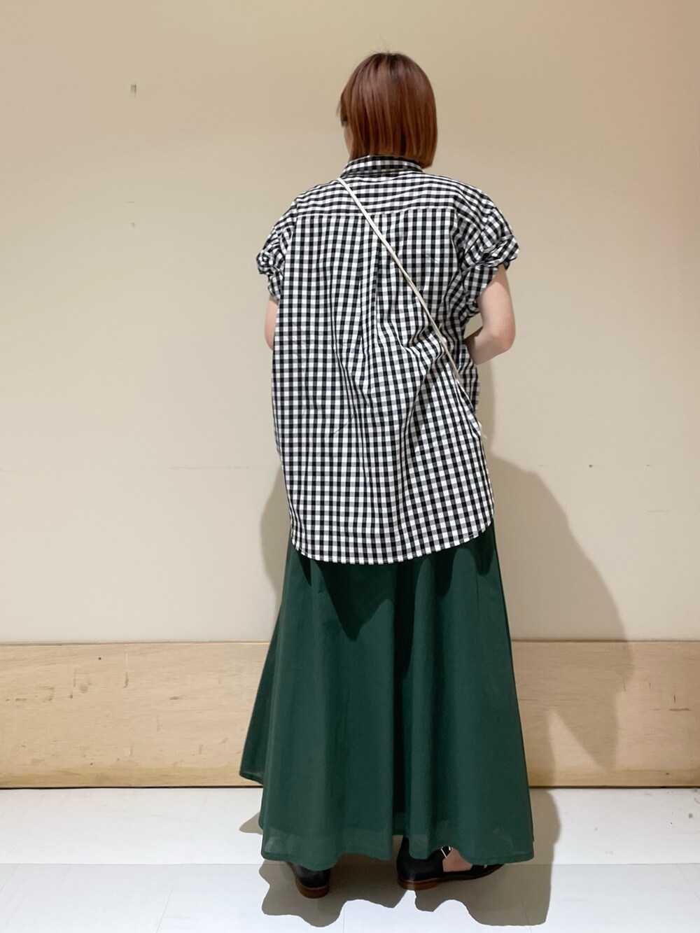 ブラック系のサンダル、その他のシャツ/ブラウス、グリーン系のスカートを着用したレディースの春コーディネートの6枚目の写真