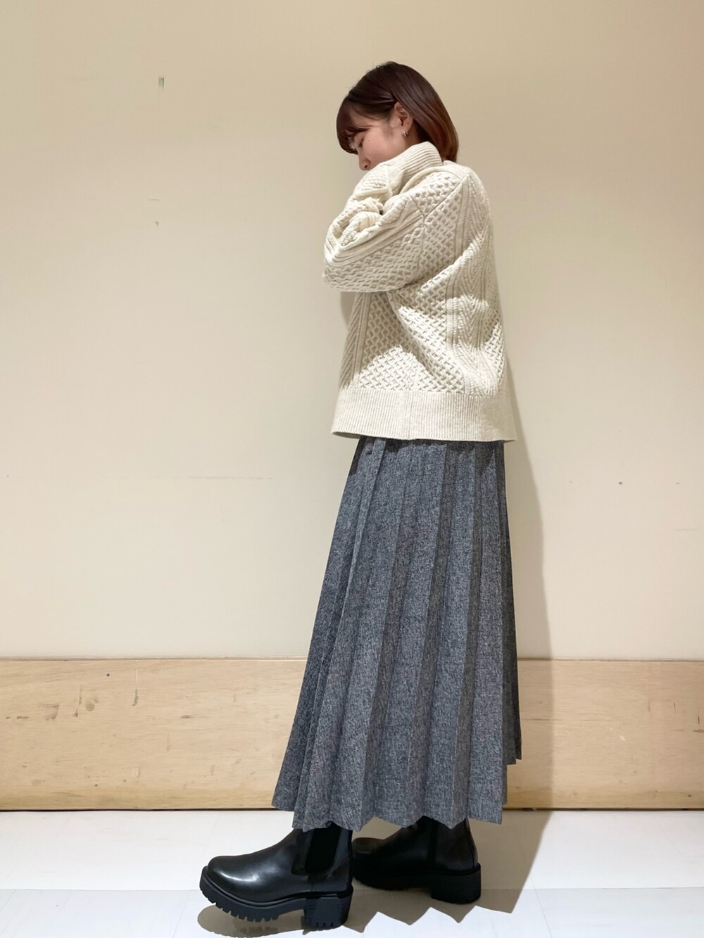 ホワイト系のカーディガン/ボレロ、ブルー系のスカート、ホワイト系のショルダーバッグを着用したレディースの冬コーディネートの4枚目の写真