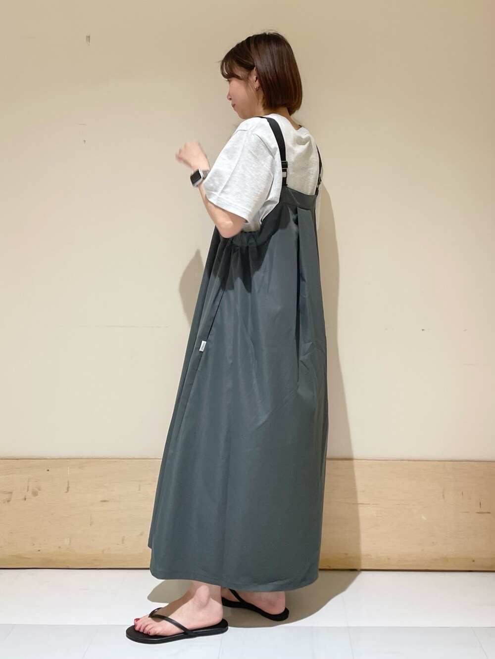 グレー系のワンピース、ブラック系のサンダル、ブルー系のハンドバッグを着用したレディースの夏コーディネートの6枚目の写真