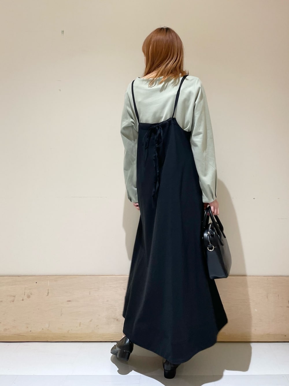 グリーン系のTシャツ/カットソー、ブラック系のバレエシューズ、ブラック系のショルダーバッグを着用したレディースの春コーディネートの5枚目の写真